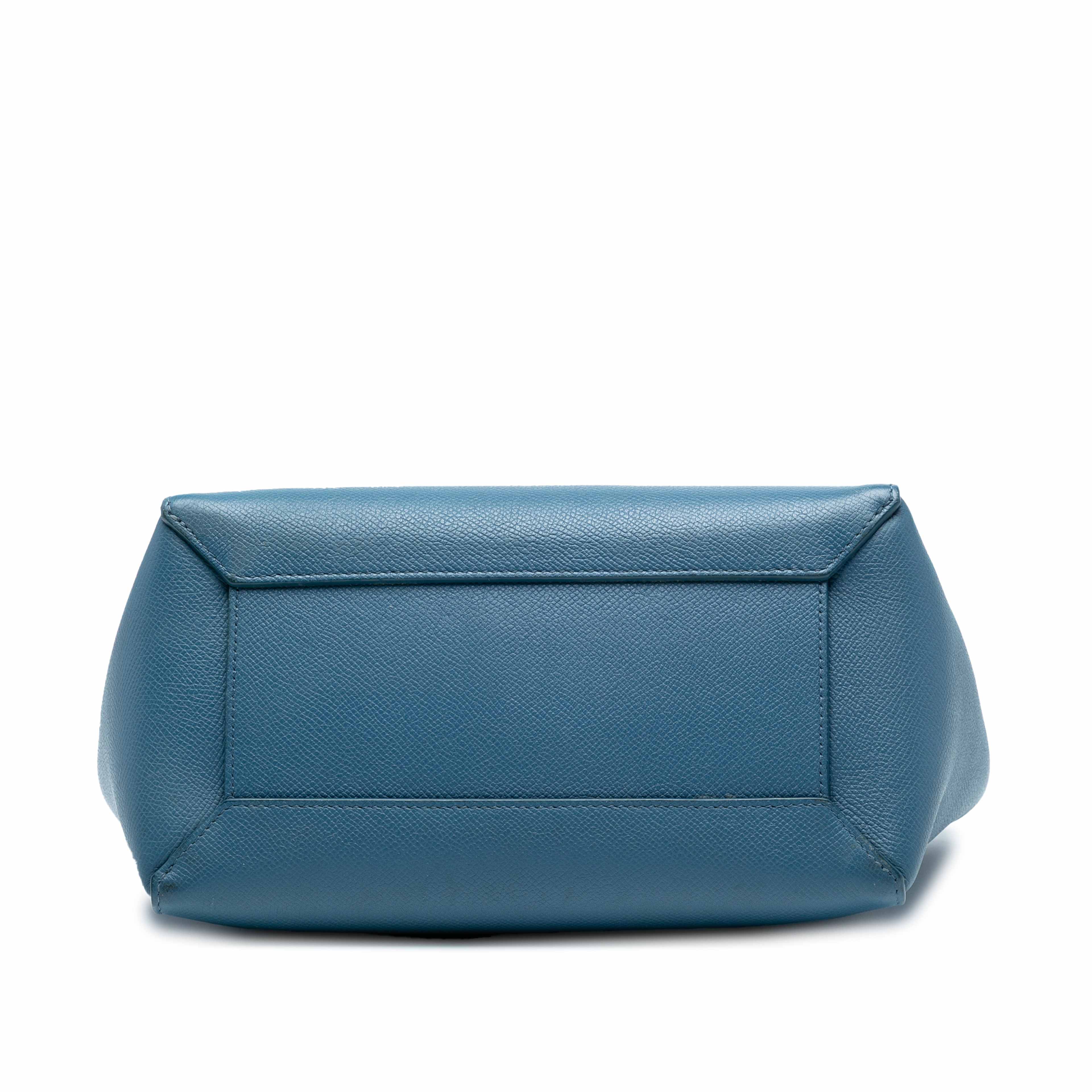Celine Micro Grained Calfskin Belt Bag, från Luxclusif, i färgen blå. Klicka för att öppna bilden i stort format