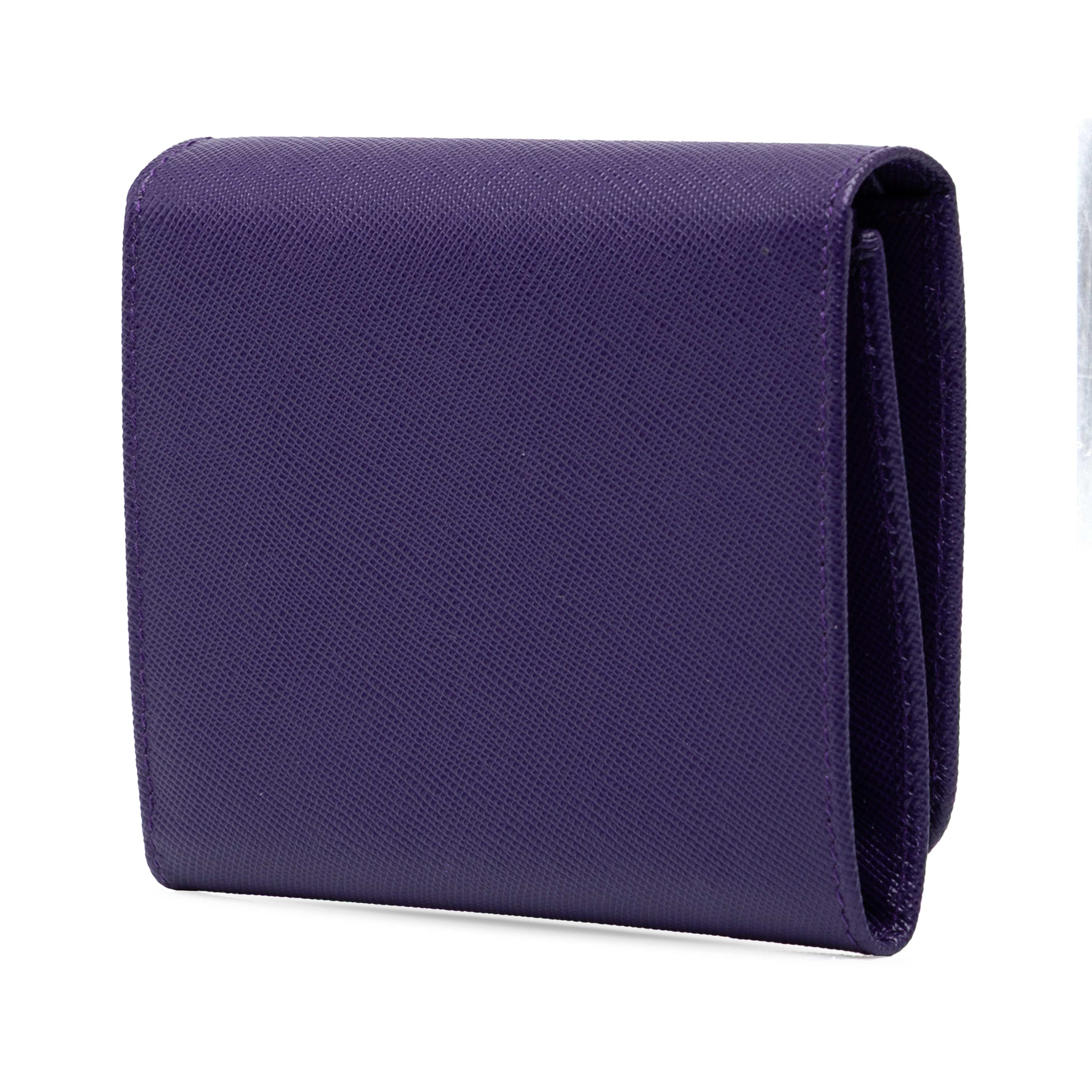 Prada Saffiano Trifold Wallet, från Luxclusif, i färgen purpur. Klicka för att öppna bilden i stort format