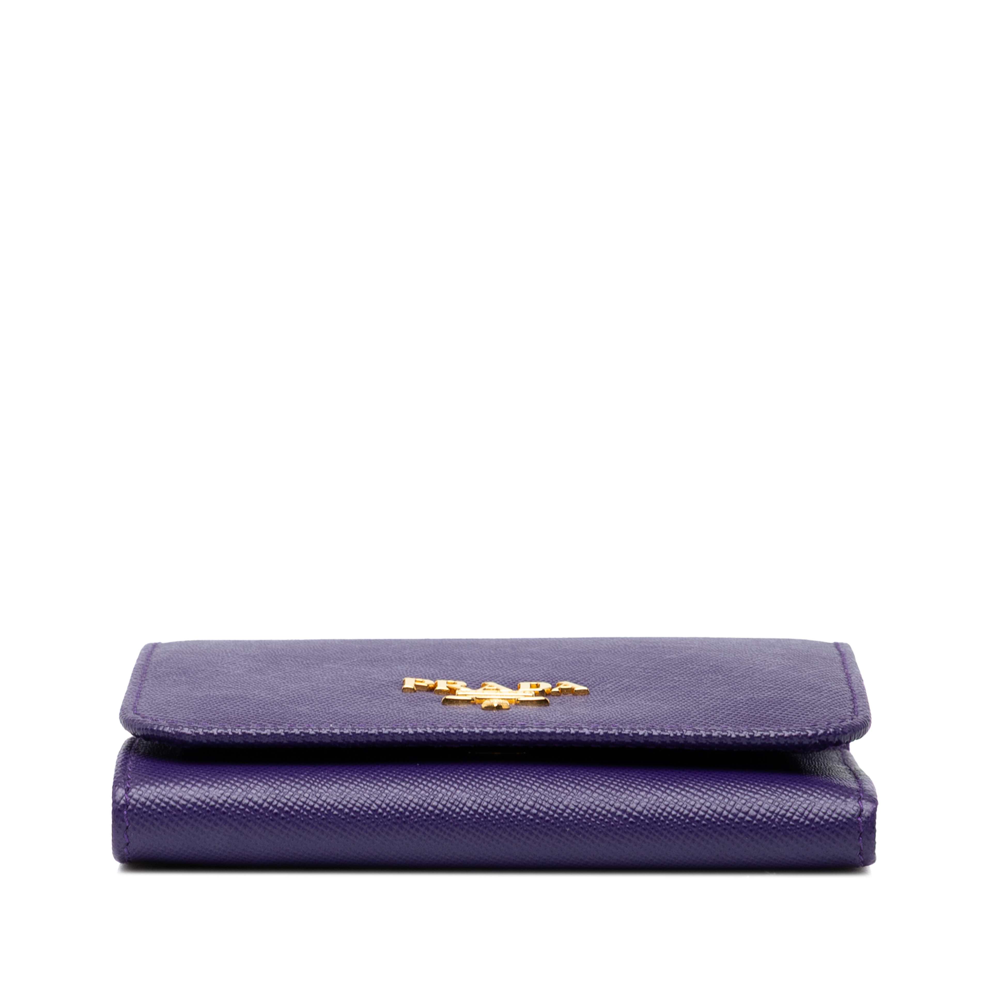 Prada Saffiano Trifold Wallet, från Luxclusif, i färgen purpur. Klicka för att öppna bilden i stort format