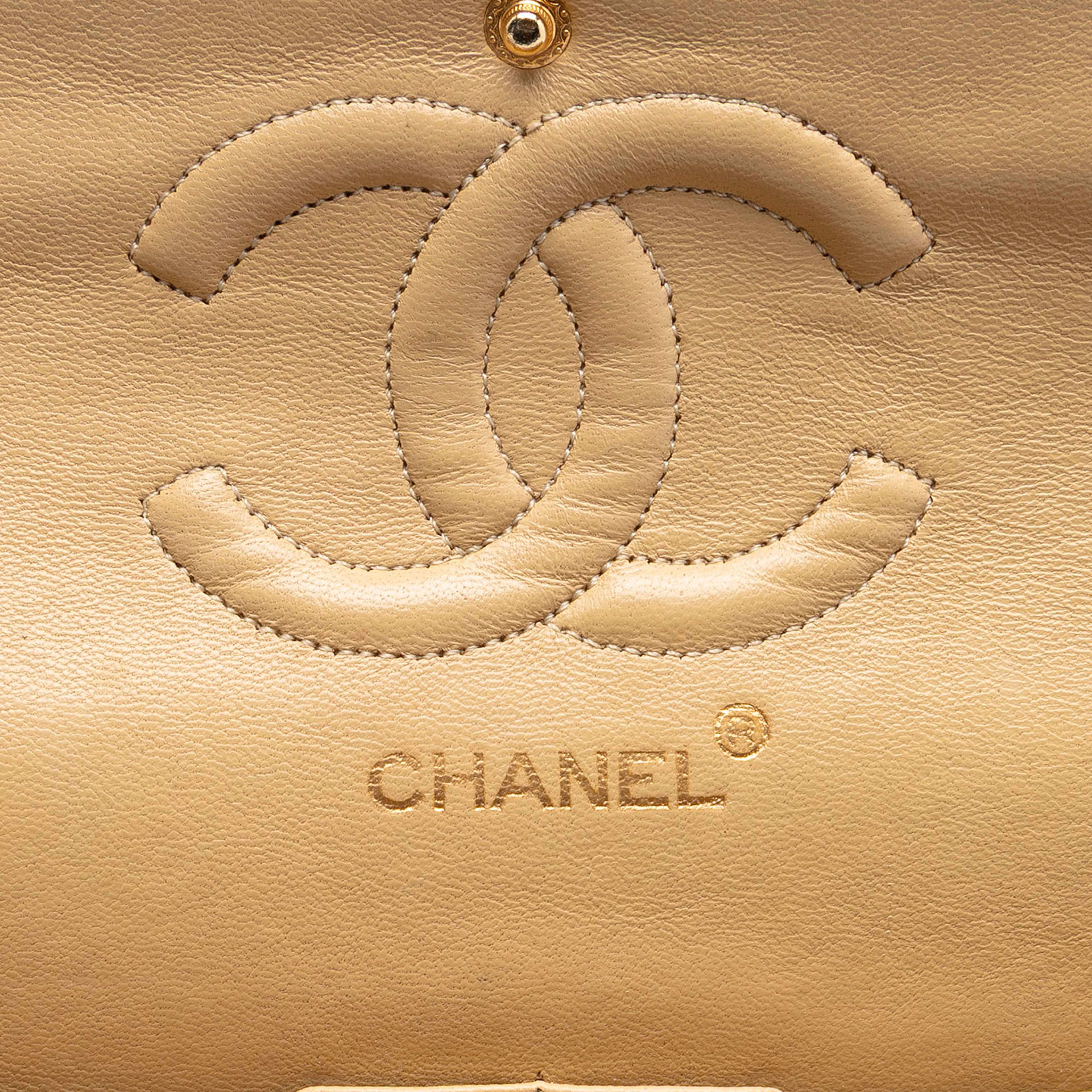Chanel Medium Classic Lambskin Double Flap, från Luxclusif, i färgen beige. Klicka för att öppna bilden i stort format
