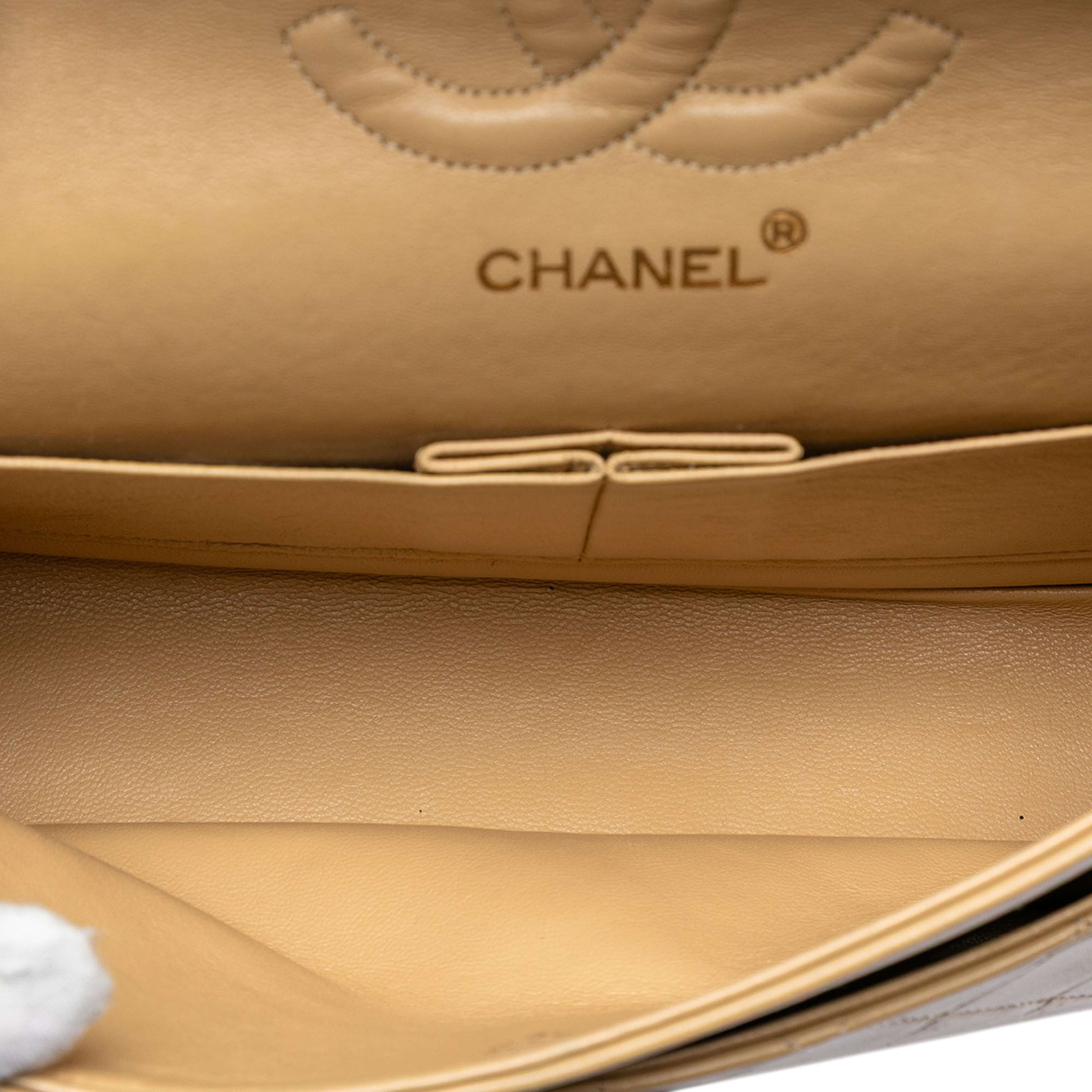 Chanel Medium Classic Lambskin Double Flap, från Luxclusif, i färgen beige. Klicka för att öppna bilden i stort format