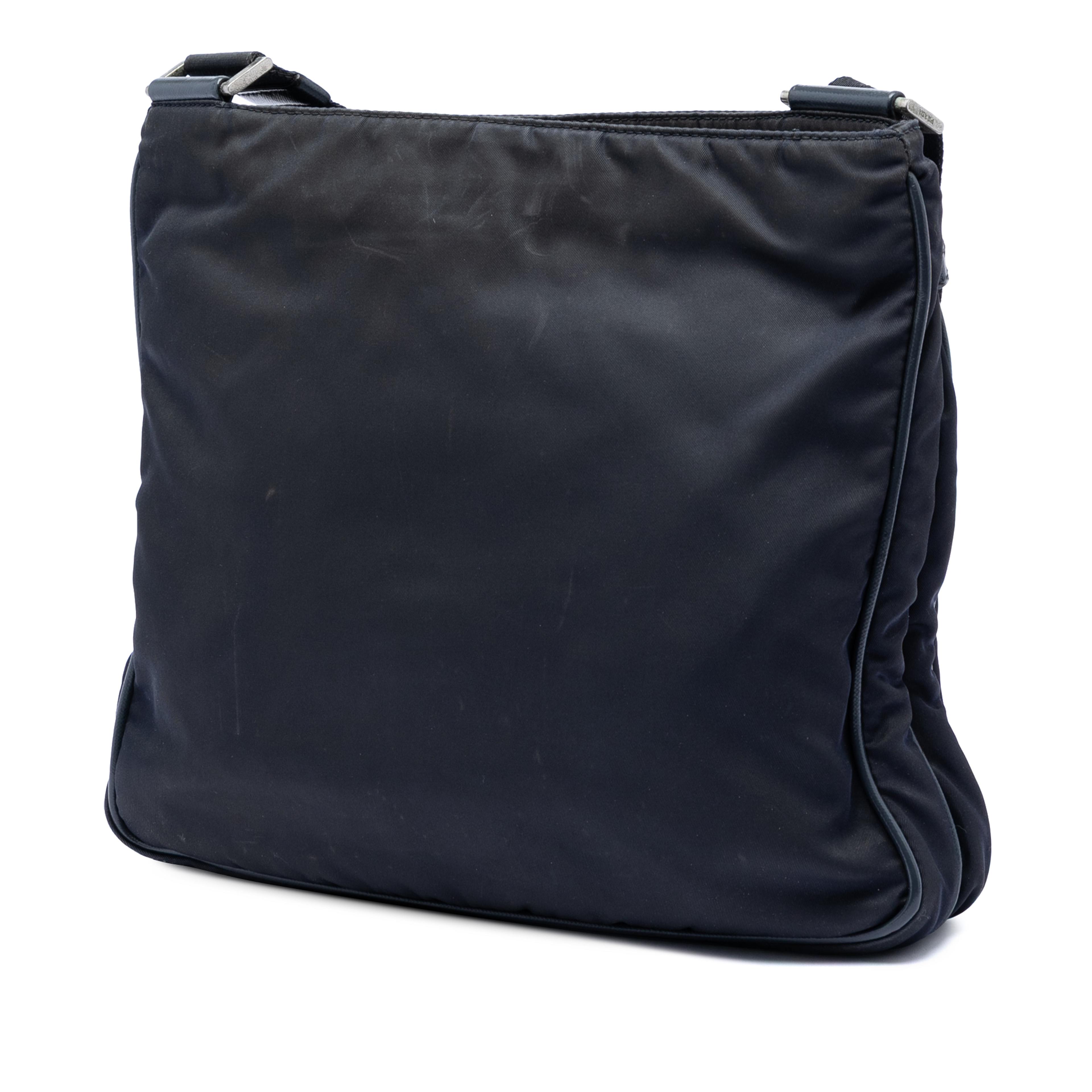 Prada Saffiano Trimmed Tessuto Zip Top Crossbody, från Luxclusif, i färgen svart. Klicka för att öppna bilden i stort format