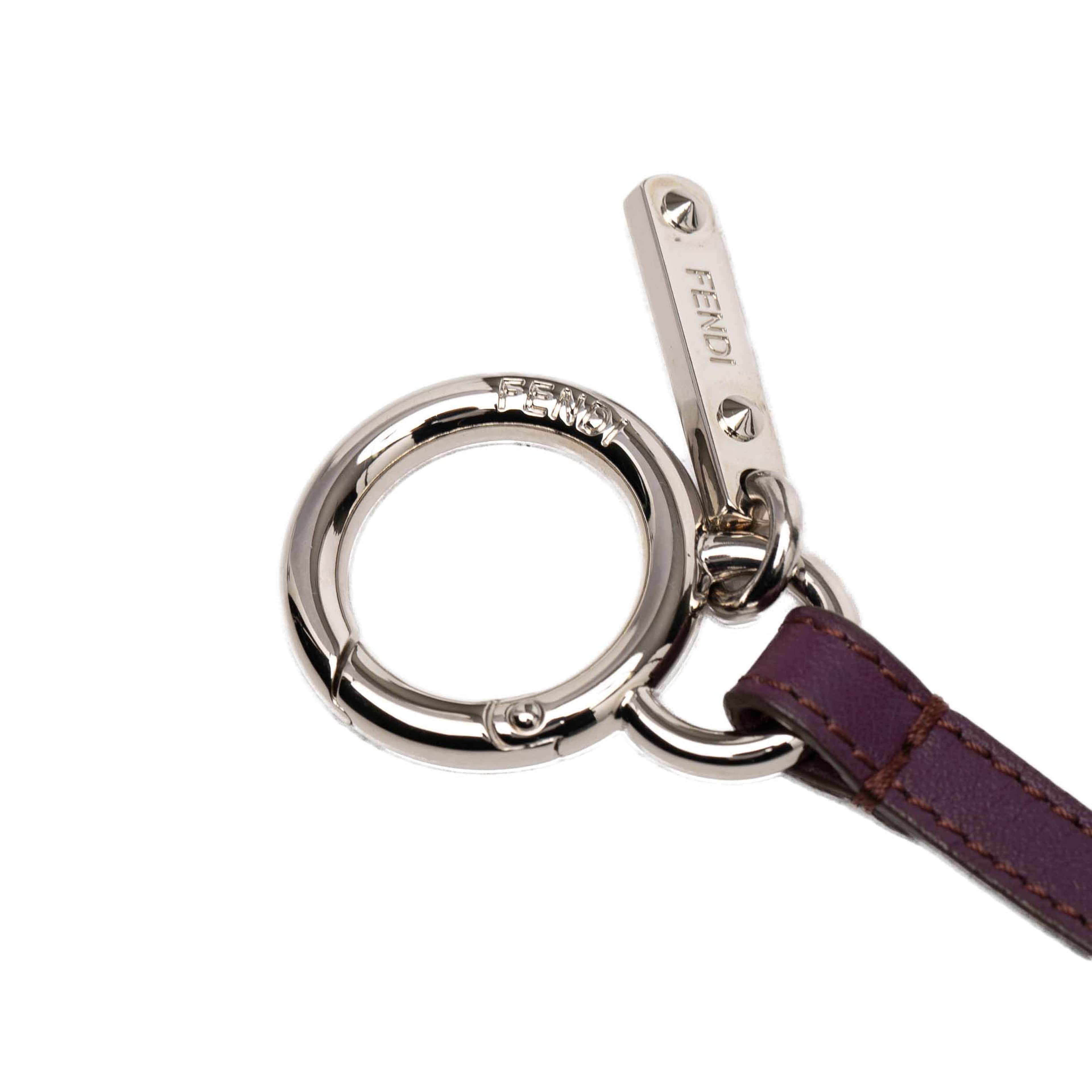 Fendi Silver Plated And Calfskin Compact Mirror Bag Charm, från Luxclusif, i färgen silver. Klicka för att öppna bilden i stort format