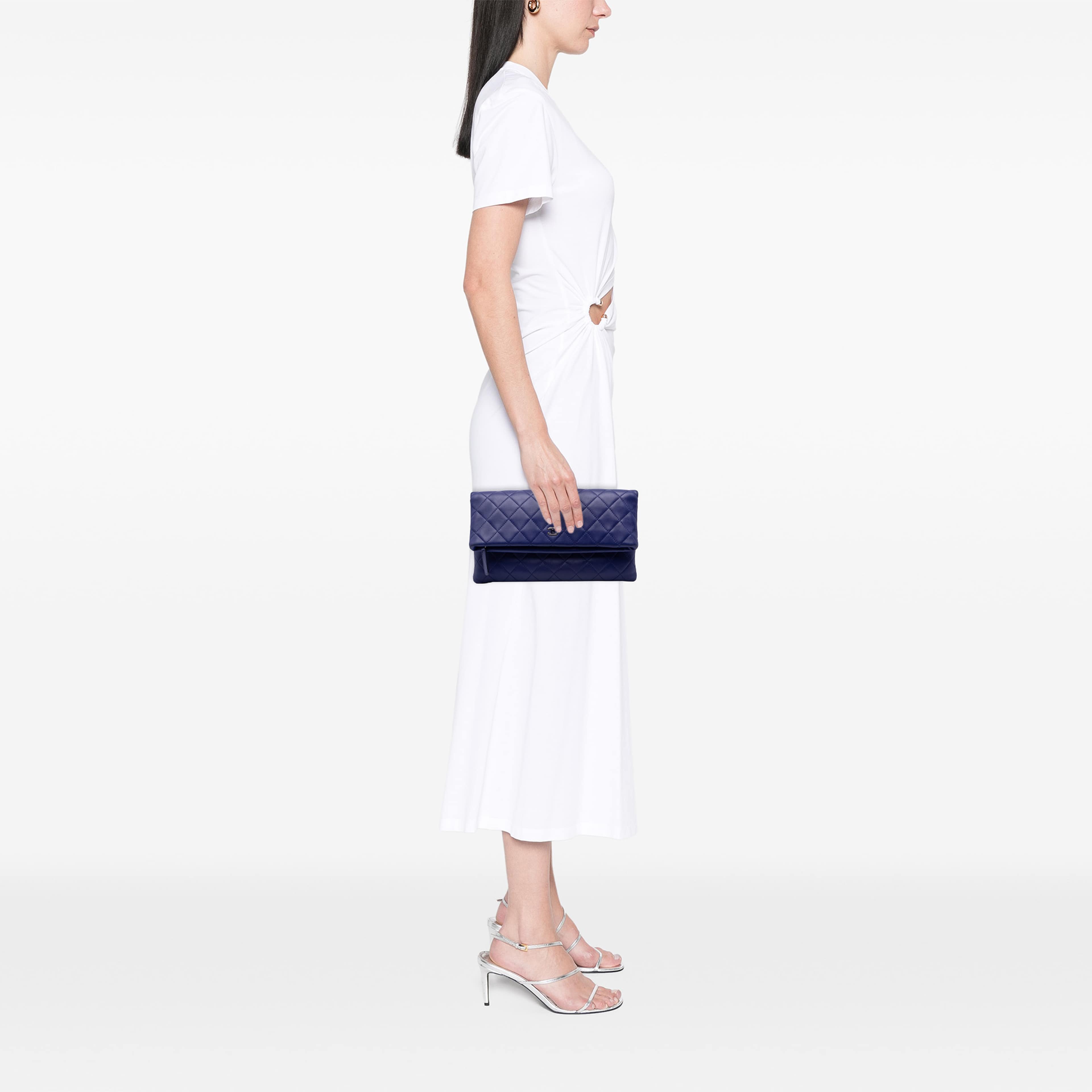 Chanel Cc Quilted Lambskin Foldover Clutch, från Luxclusif, i färgen blå. Klicka för att öppna bilden i stort format