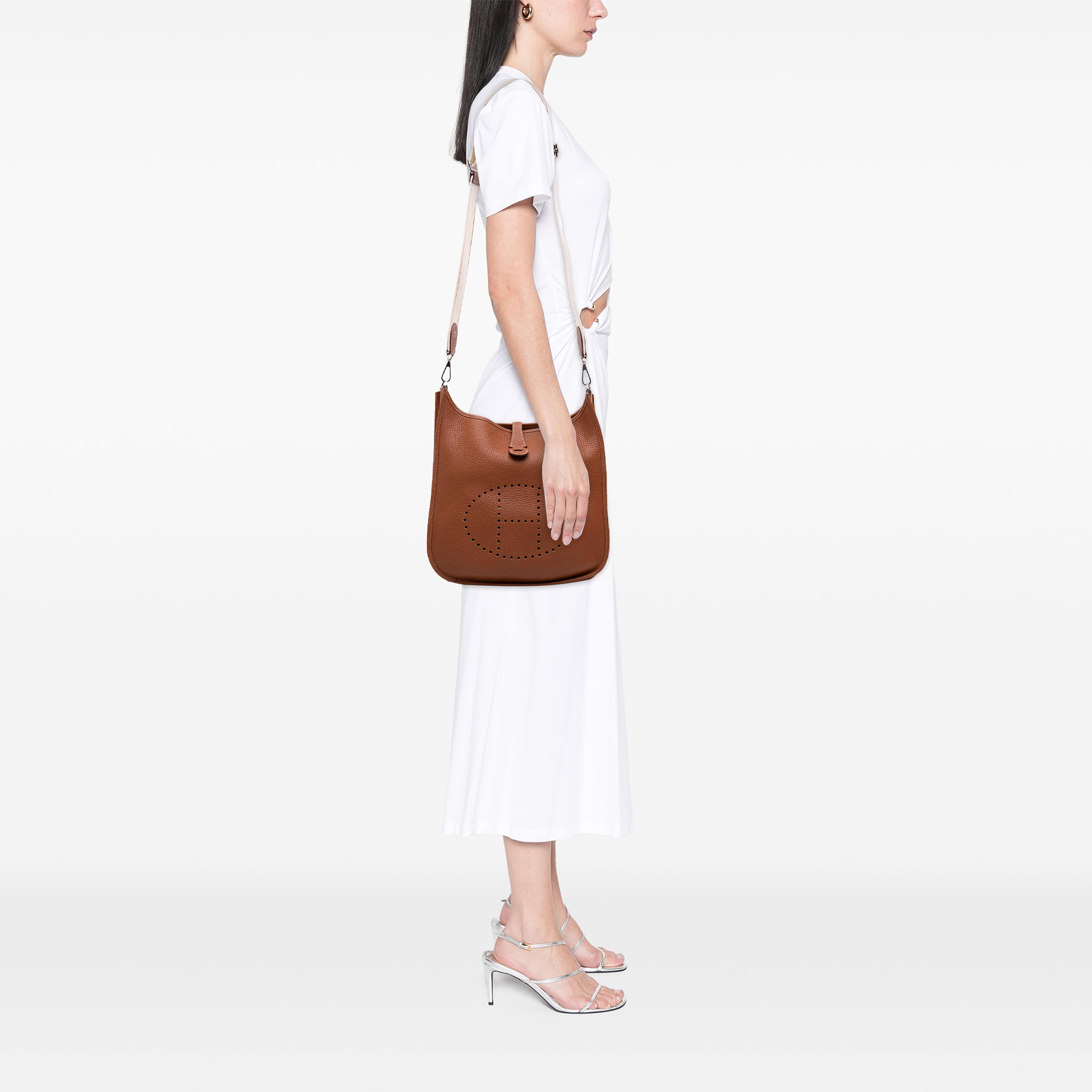 Hermès Clemence Evelyne Iii 29, från Luxclusif, i färgen brun. Klicka för att öppna bilden i stort format