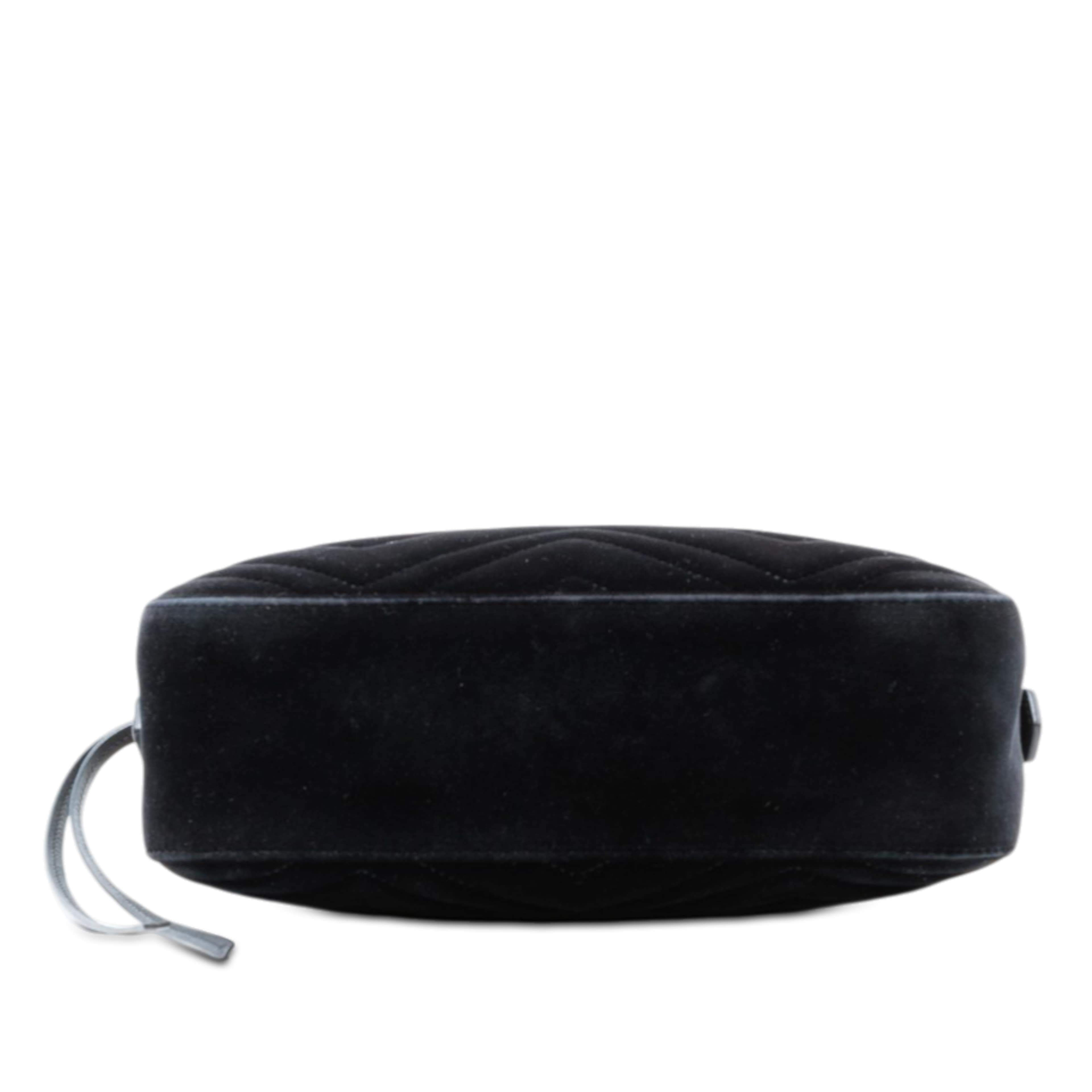 Gucci Small Gg Marmont Matelasse Velvet Crossbody, från Luxclusif, i färgen svart. Klicka för att öppna bilden i stort format