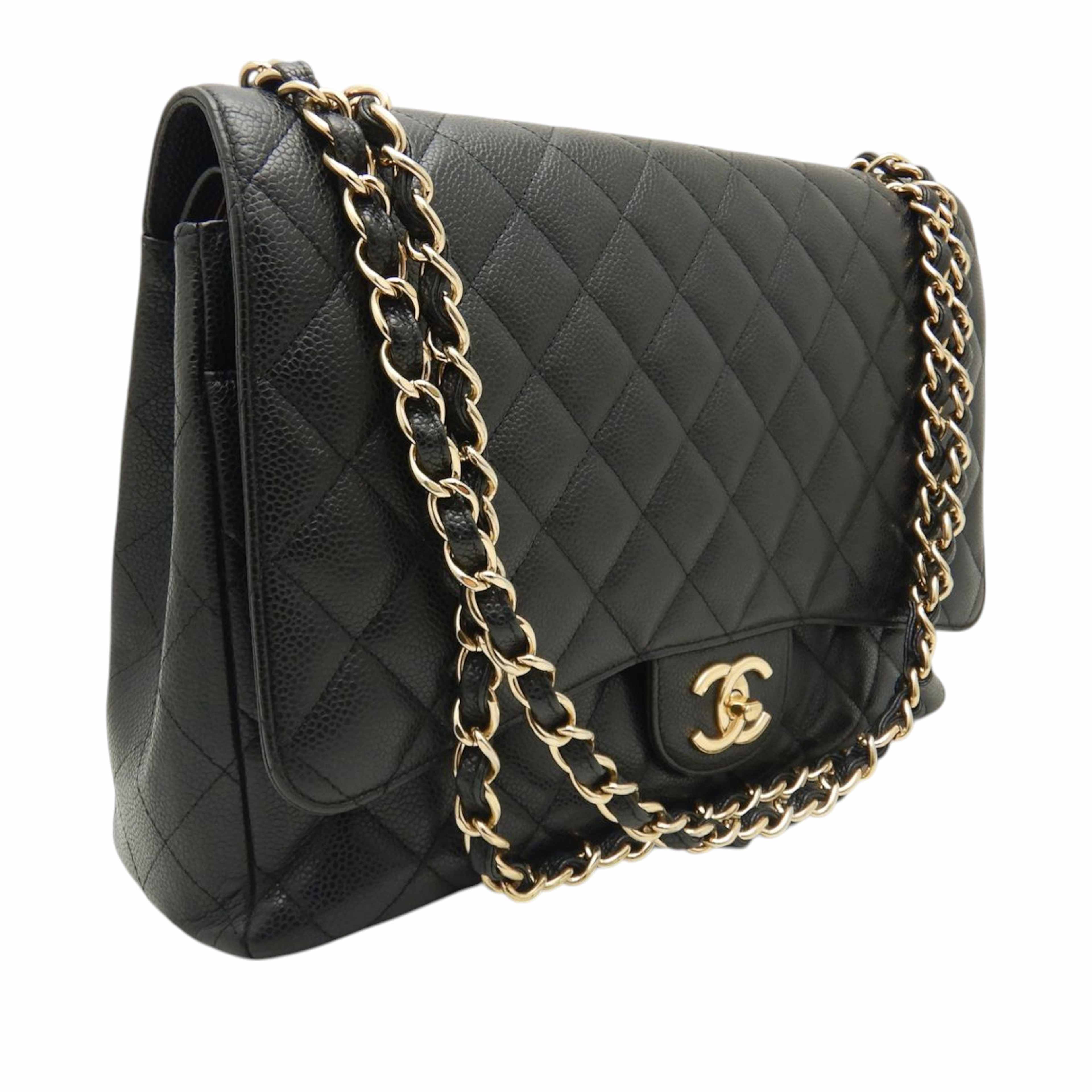 Chanel Maxi Classic Caviar Double Flap, från Luxclusif, i färgen black. Klicka för att öppna bilden i stort format