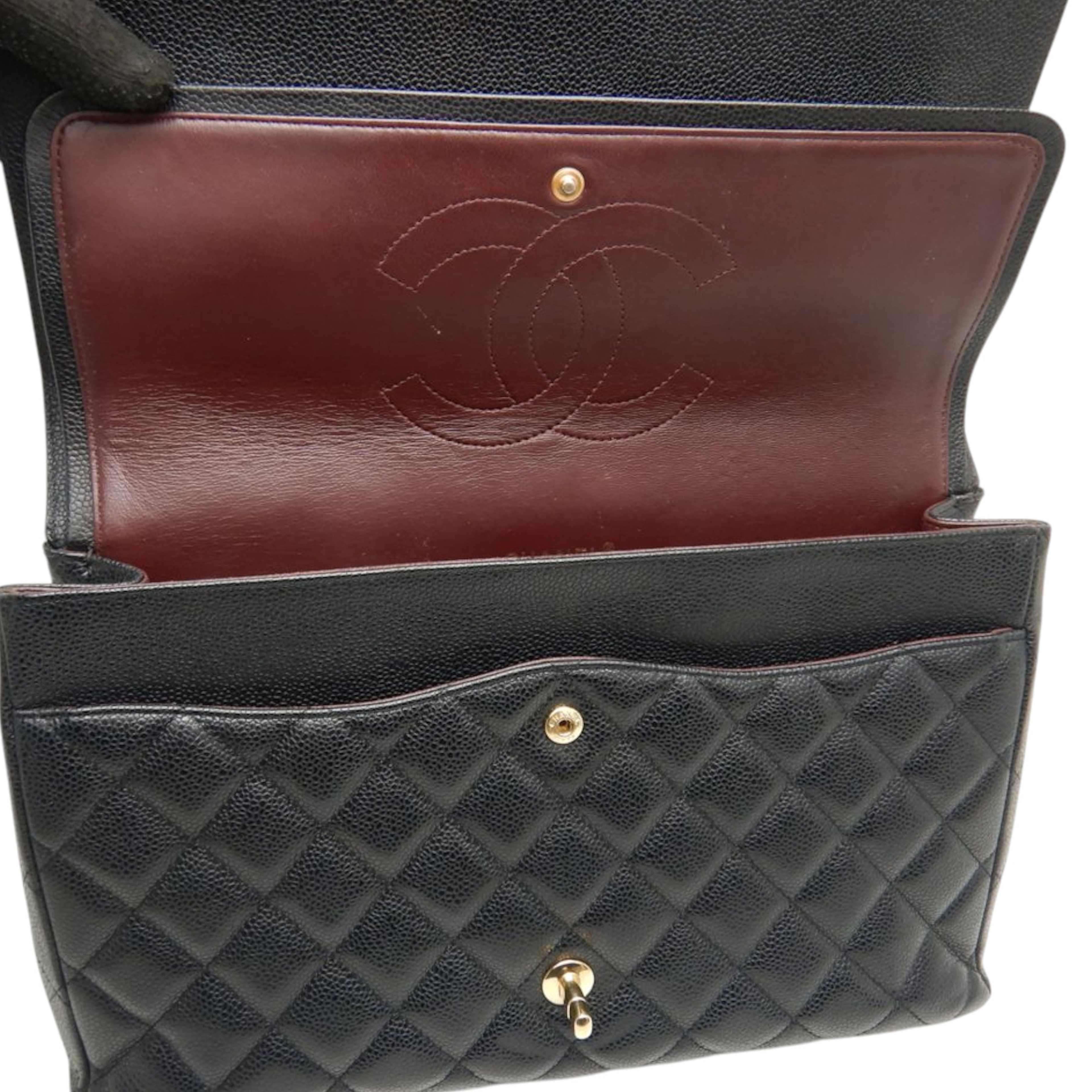 Chanel Maxi Classic Caviar Double Flap, från Luxclusif, i färgen black. Klicka för att öppna bilden i stort format