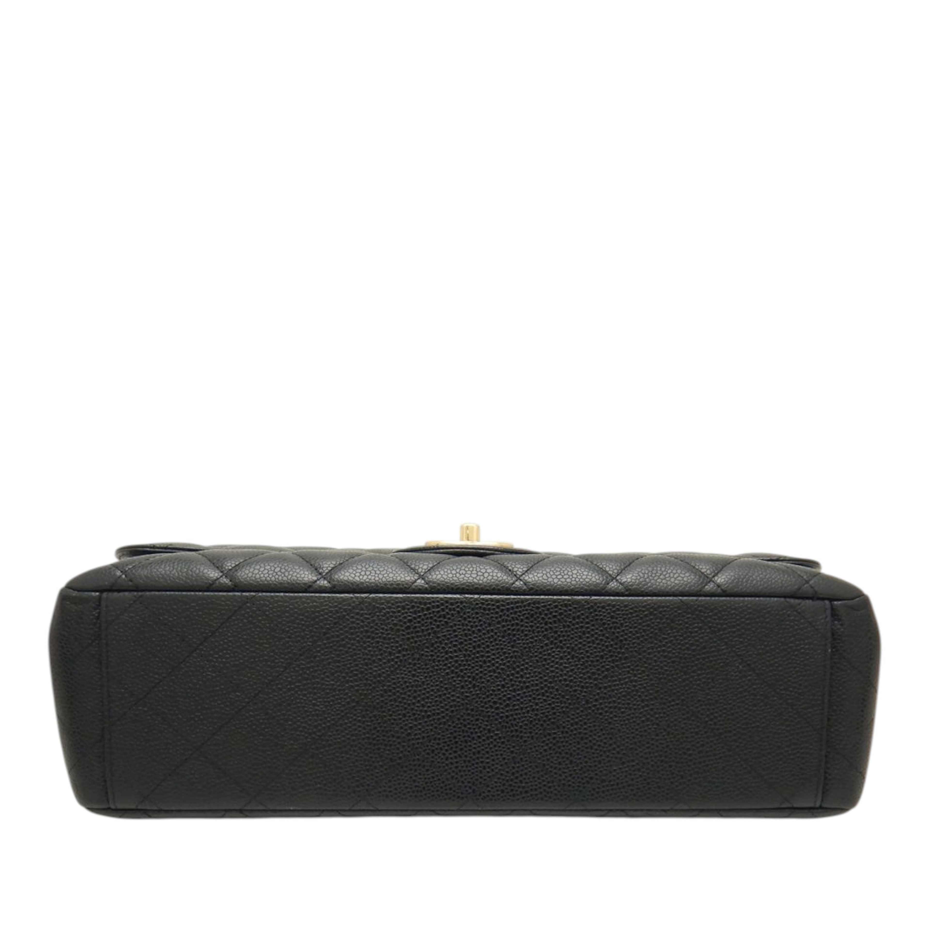 Chanel Maxi Classic Caviar Double Flap, från Luxclusif, i färgen black. Klicka för att öppna bilden i stort format