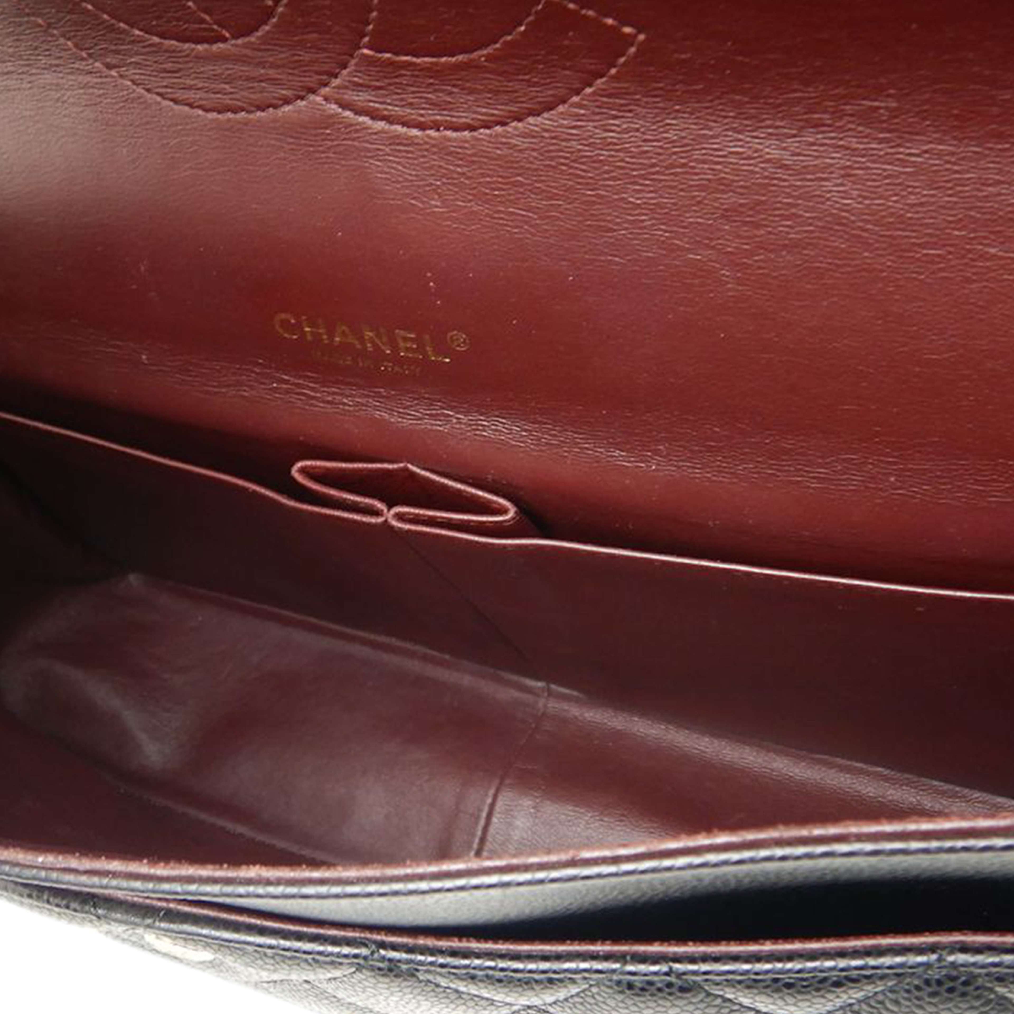 Chanel Maxi Classic Caviar Double Flap, från Luxclusif, i färgen black. Klicka för att öppna bilden i stort format