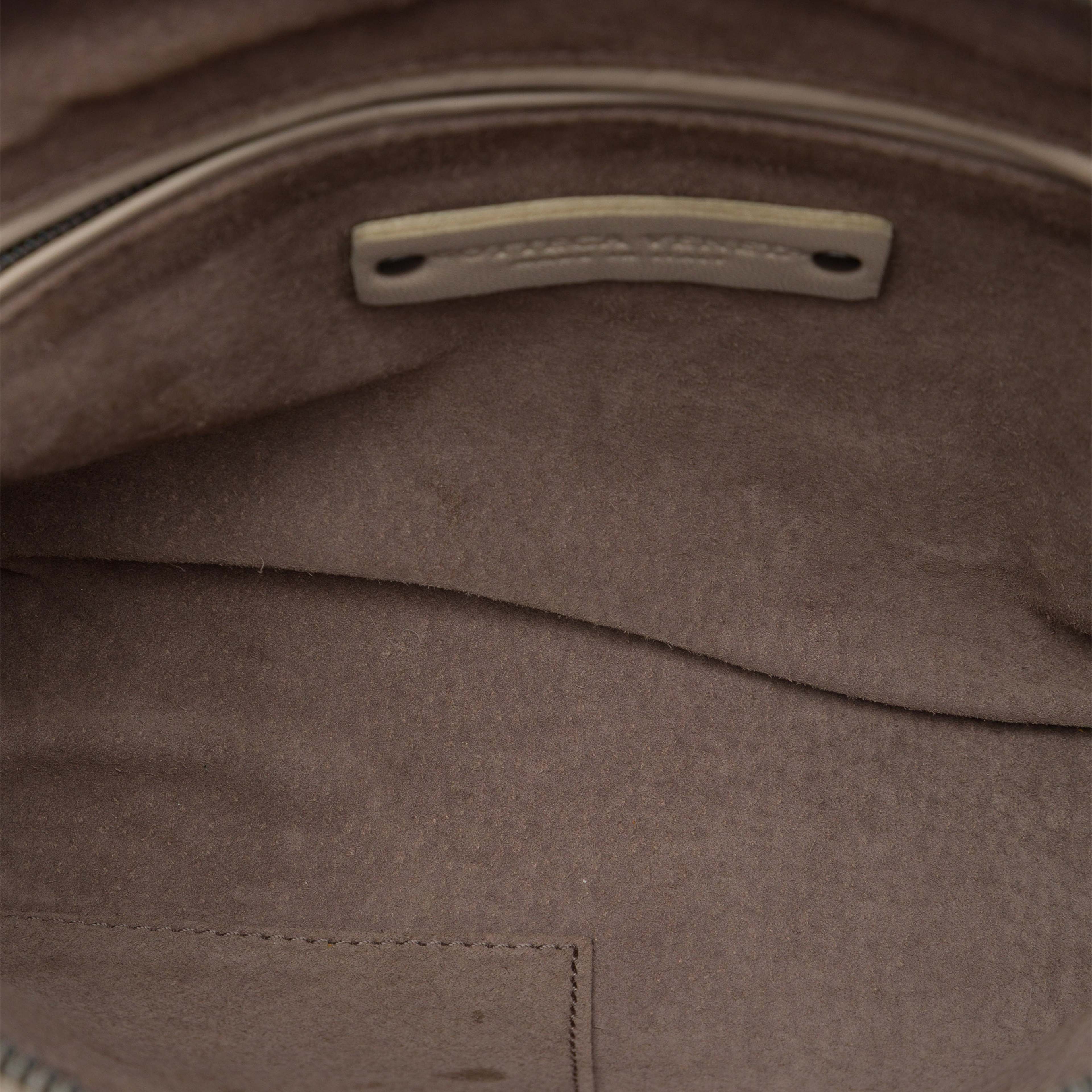 Bottega Veneta Nappa Intrecciato Nodini Crossbody, från Luxclusif, i färgen grå. Klicka för att öppna bilden i stort format