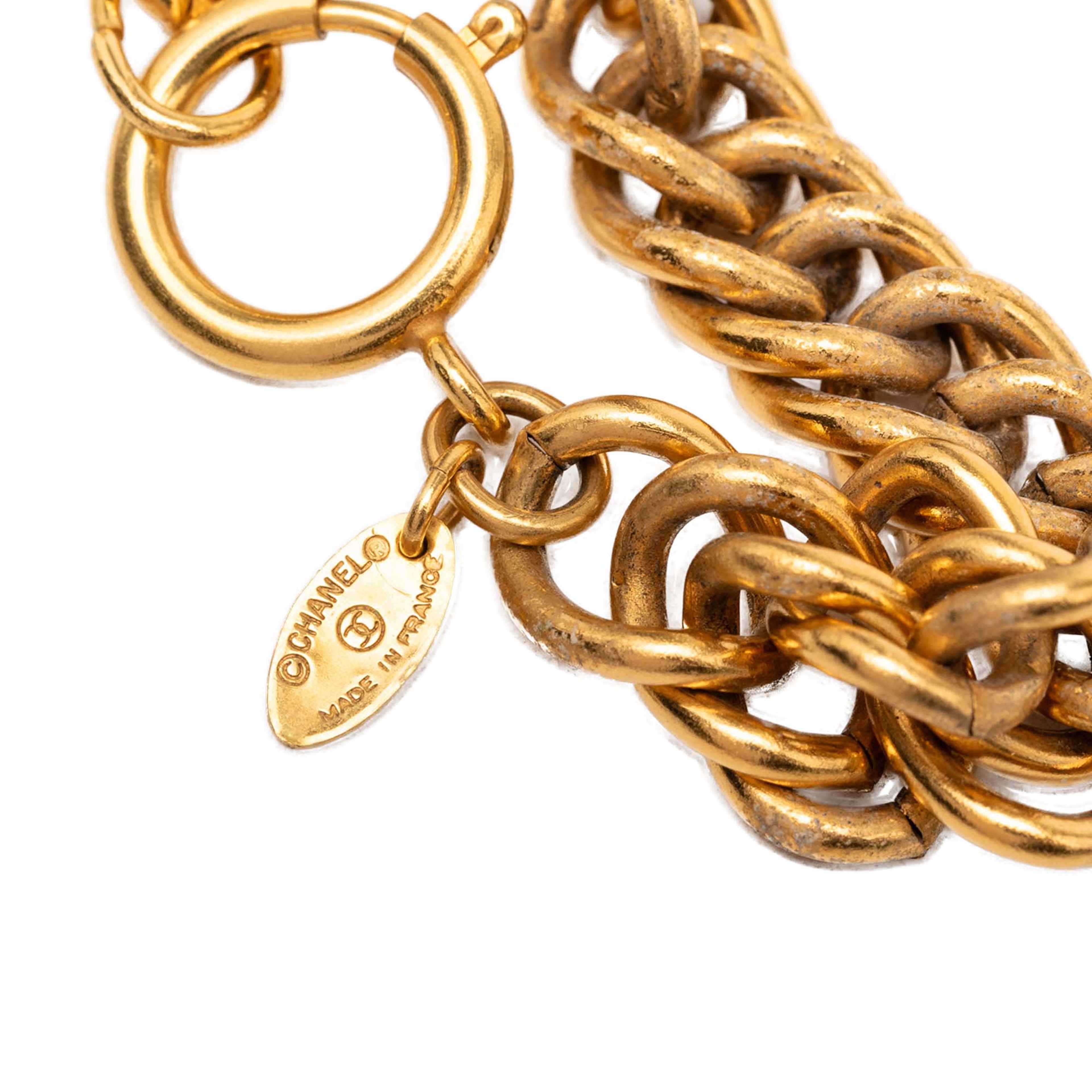 Chanel Gold Plated Quilted Diamond Charms Necklace, från Luxclusif, i färgen gold. Klicka för att öppna bilden i stort format