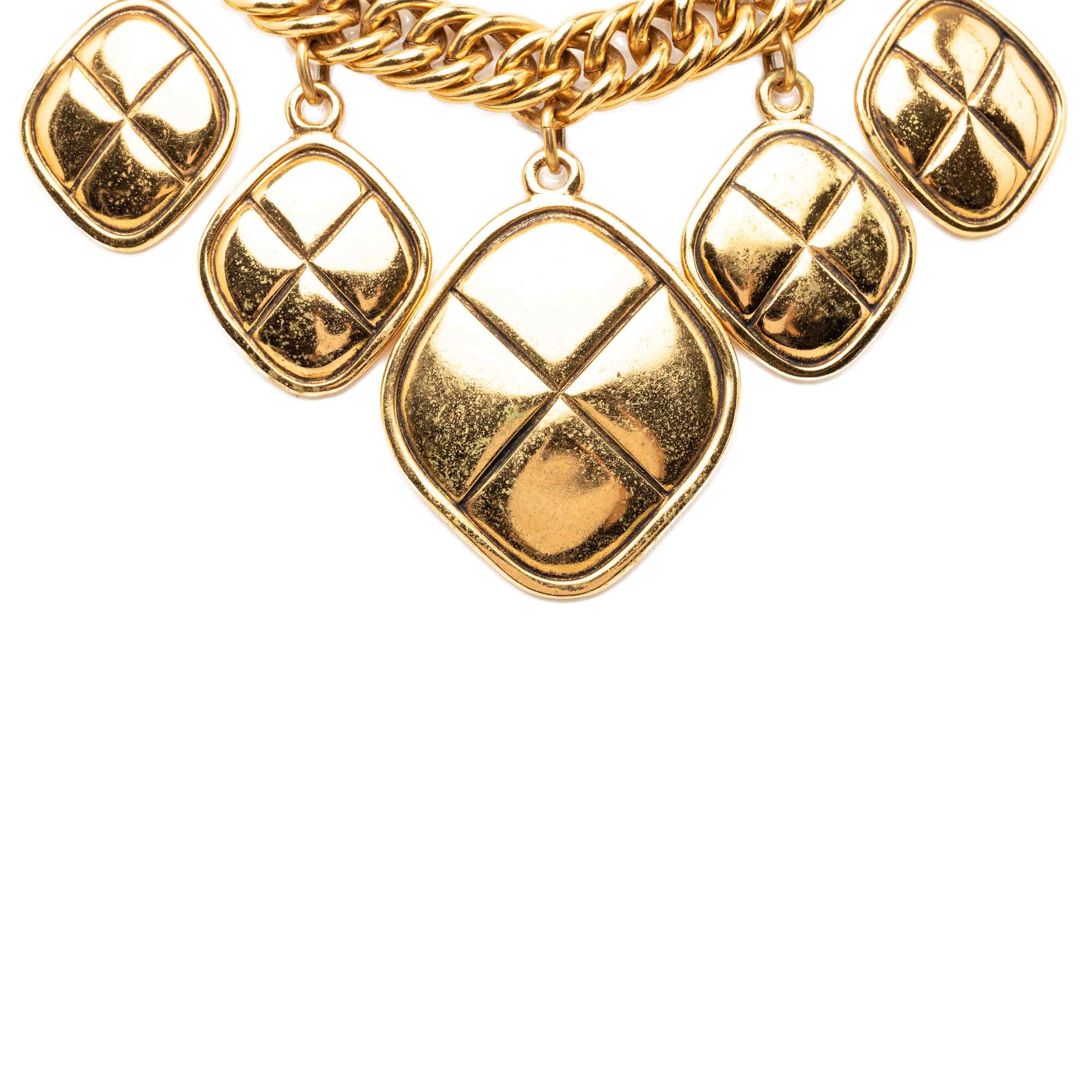 Chanel Gold Plated Quilted Diamond Charms Necklace, från Luxclusif, i färgen guld. Klicka för att öppna bilden i stort format