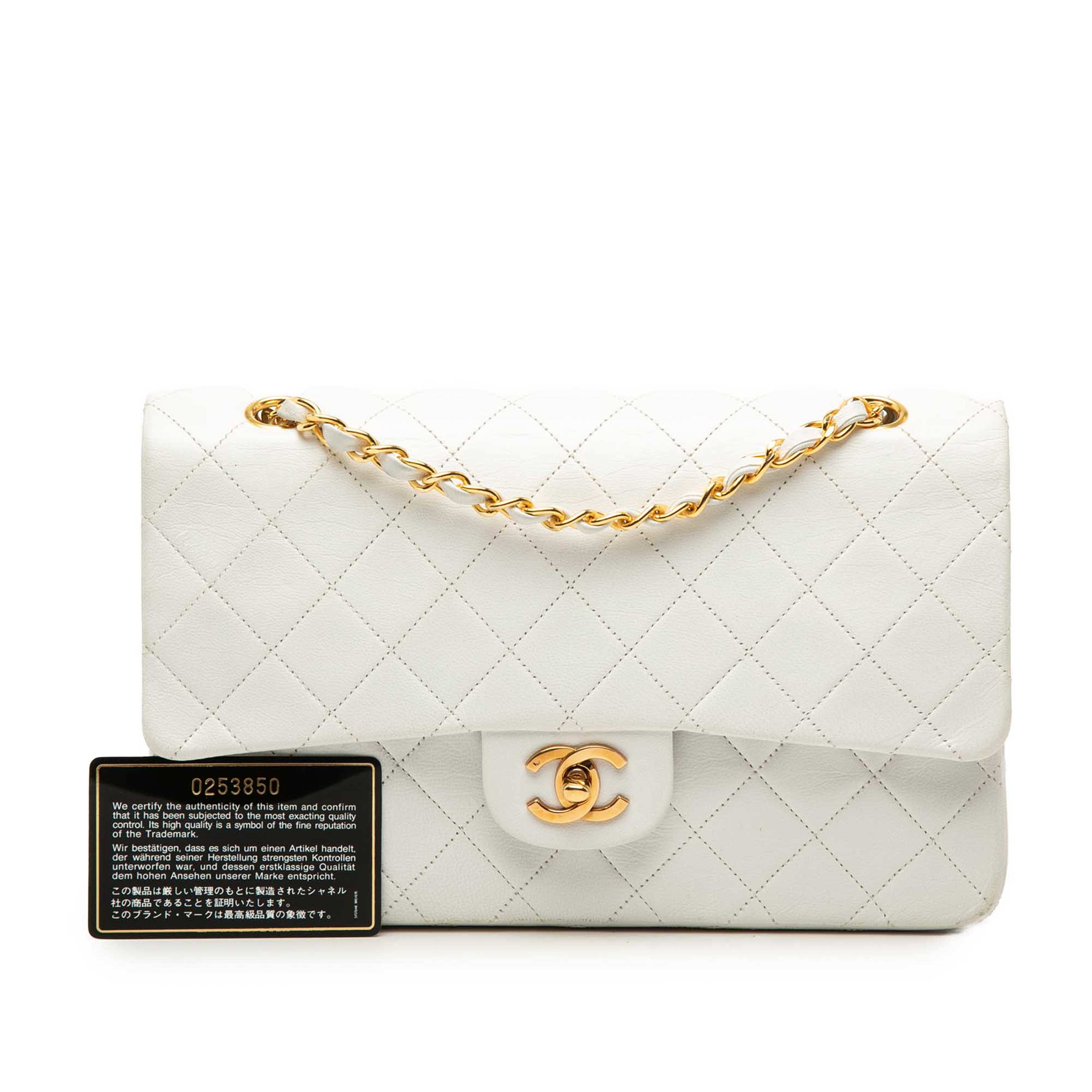 Chanel Medium Classic Lambskin Double Flap, från Luxclusif, i färgen vit. Klicka för att öppna bilden i stort format