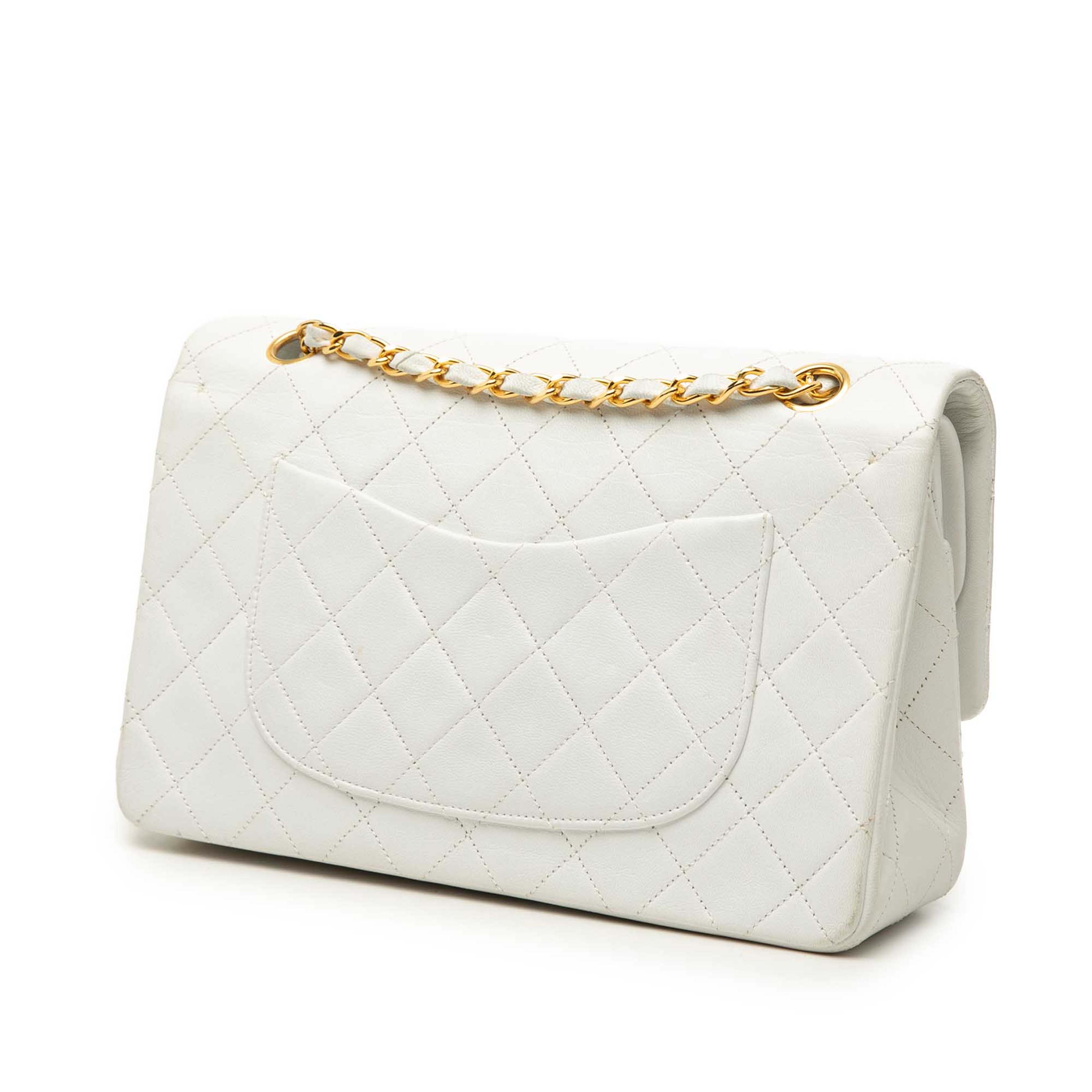 Chanel Medium Classic Lambskin Double Flap, från Luxclusif, i färgen vit. Klicka för att öppna bilden i stort format