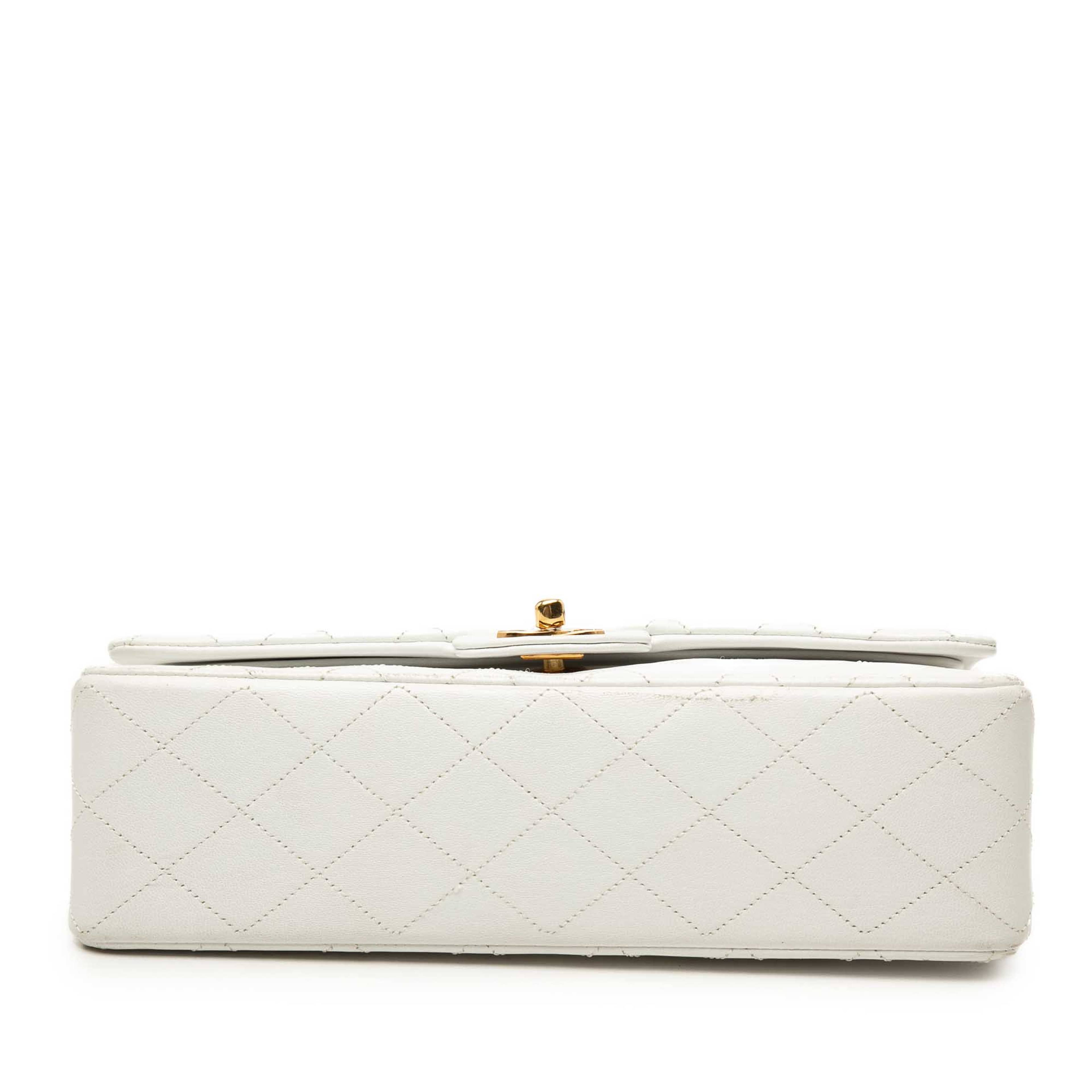 Chanel Medium Classic Lambskin Double Flap, från Luxclusif, i färgen vit. Klicka för att öppna bilden i stort format