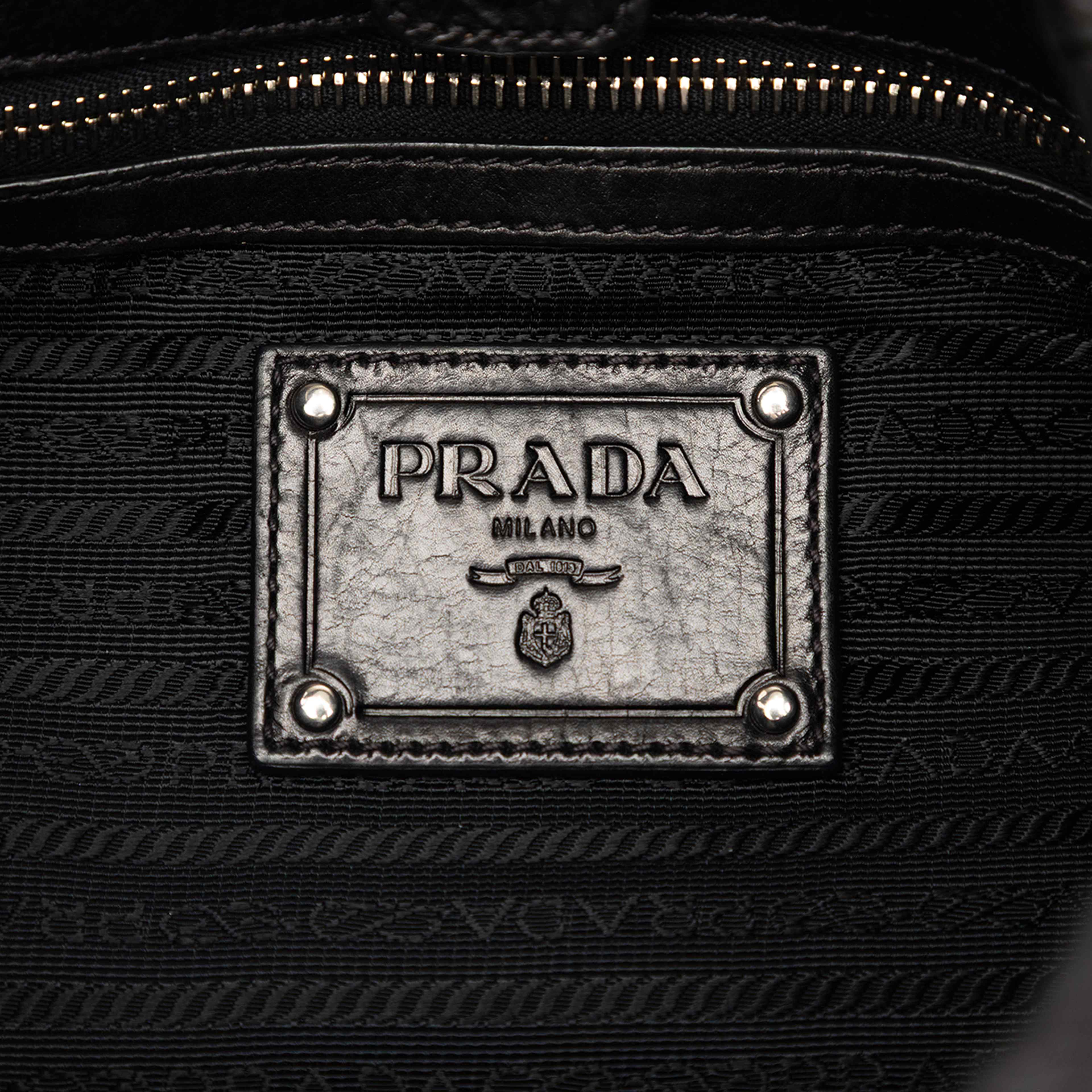 Prada Nappa Mordore Ruffle Hobo, från Luxclusif, i färgen svart. Klicka för att öppna bilden i stort format