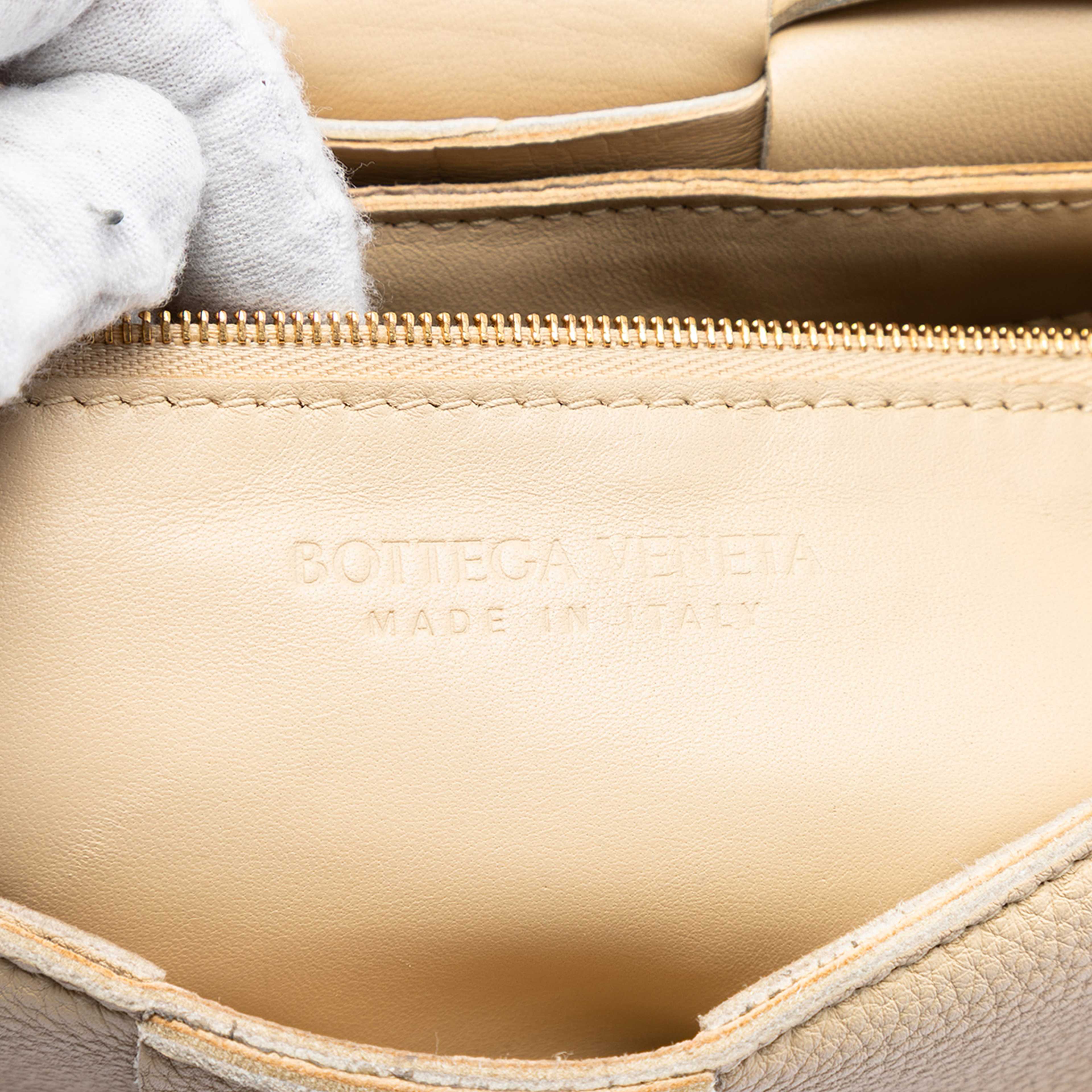 Bottega Veneta Grained Calfskin Intrecciato Cassette Crossbody, från Luxclusif, i färgen light beige. Klicka för att öppna bilden i stort format