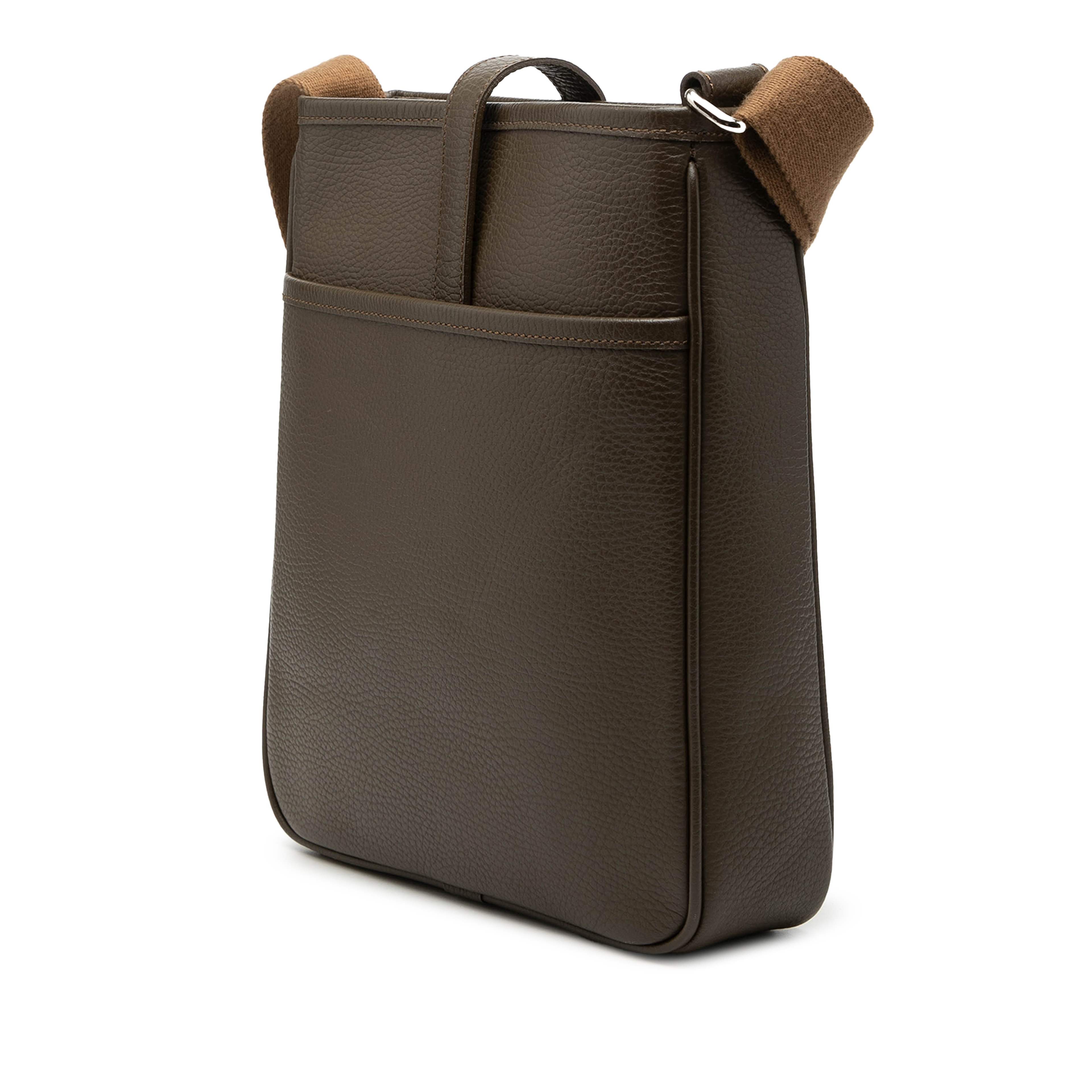 Burberry Leather Crossbody, från Luxclusif, i färgen dark khaki. Klicka för att öppna bilden i stort format