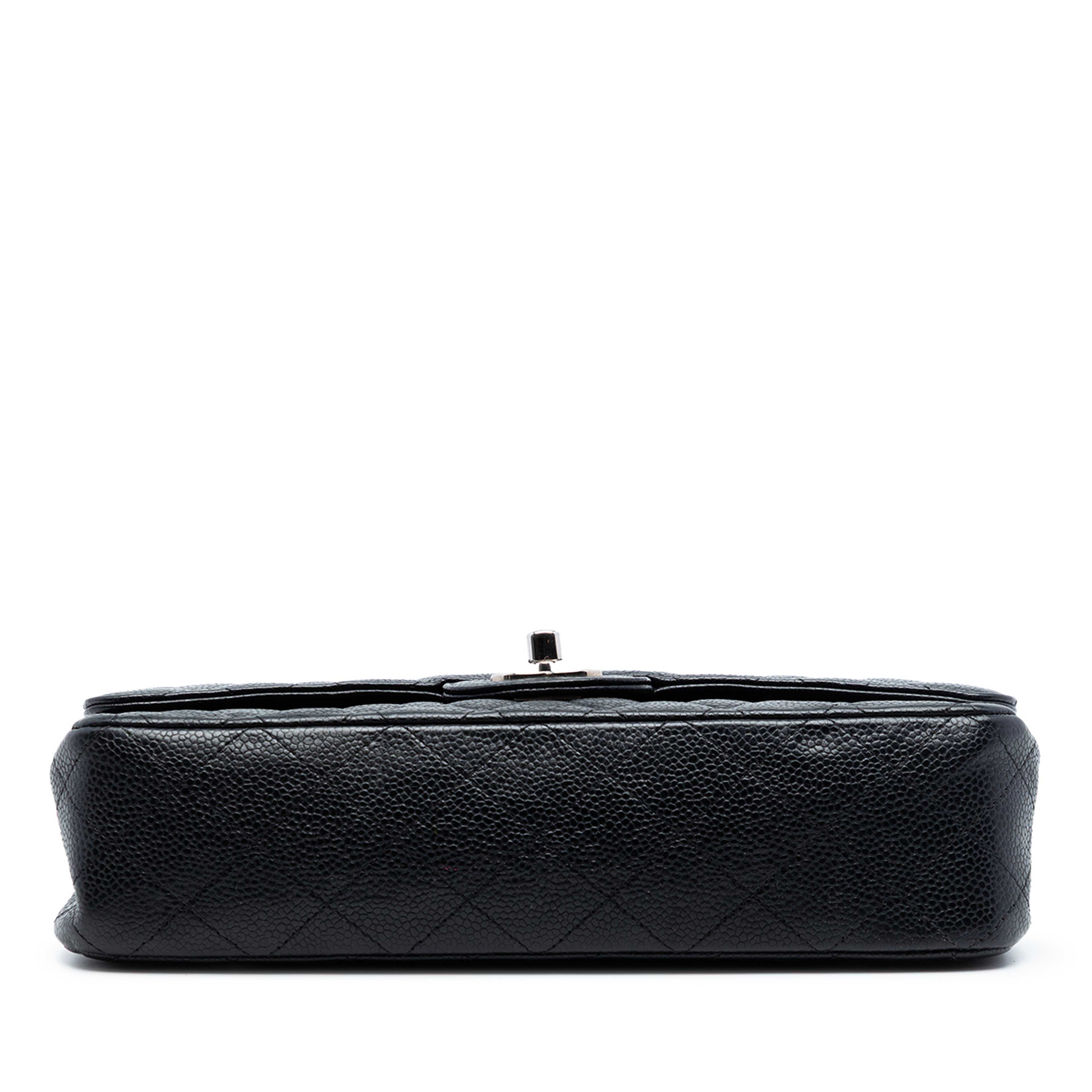 Chanel Medium Classic Caviar Double Flap, från Luxclusif, i färgen black. Klicka för att öppna bilden i stort format