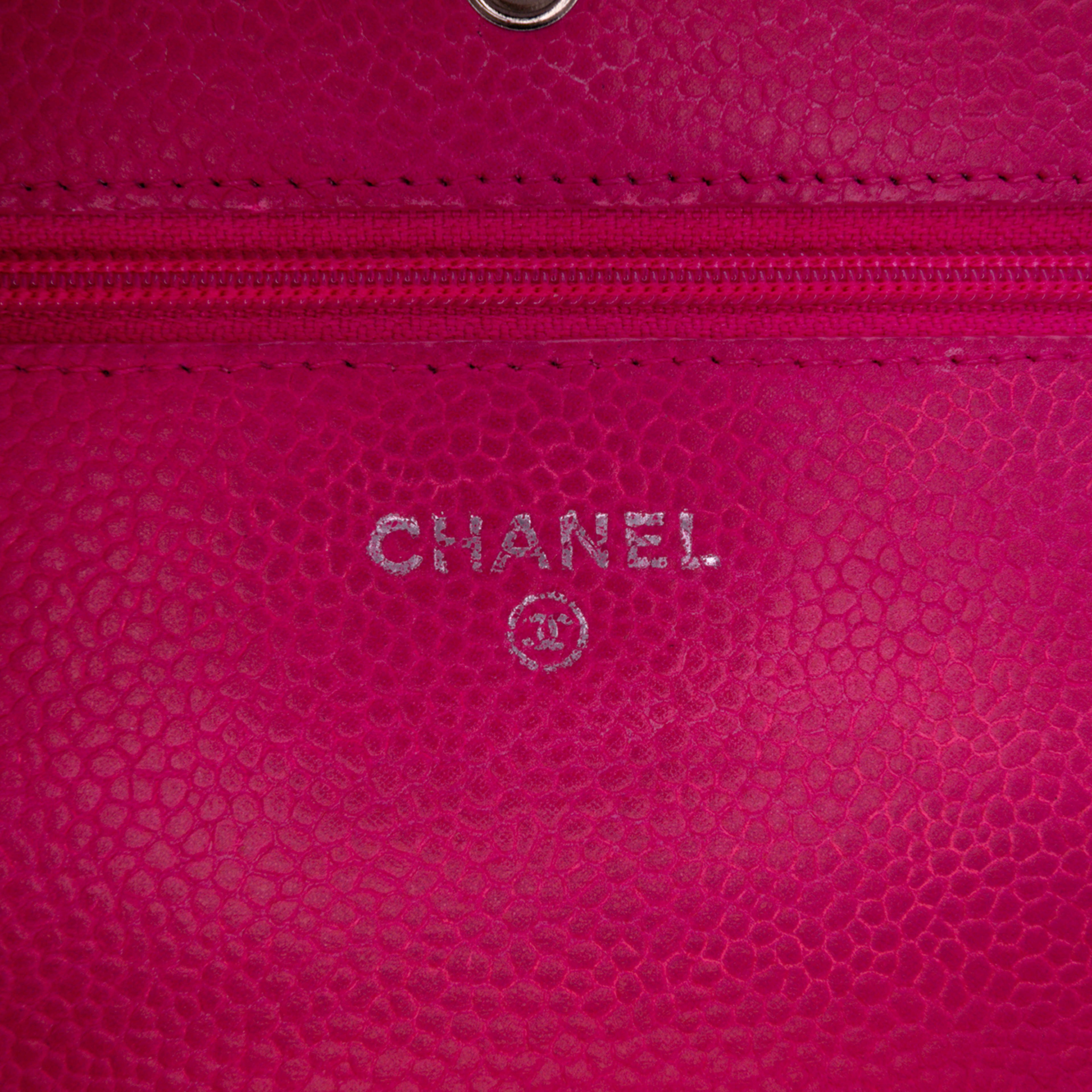 Chanel Classic Caviar Wallet On Chain, från Luxclusif, i färgen pink.