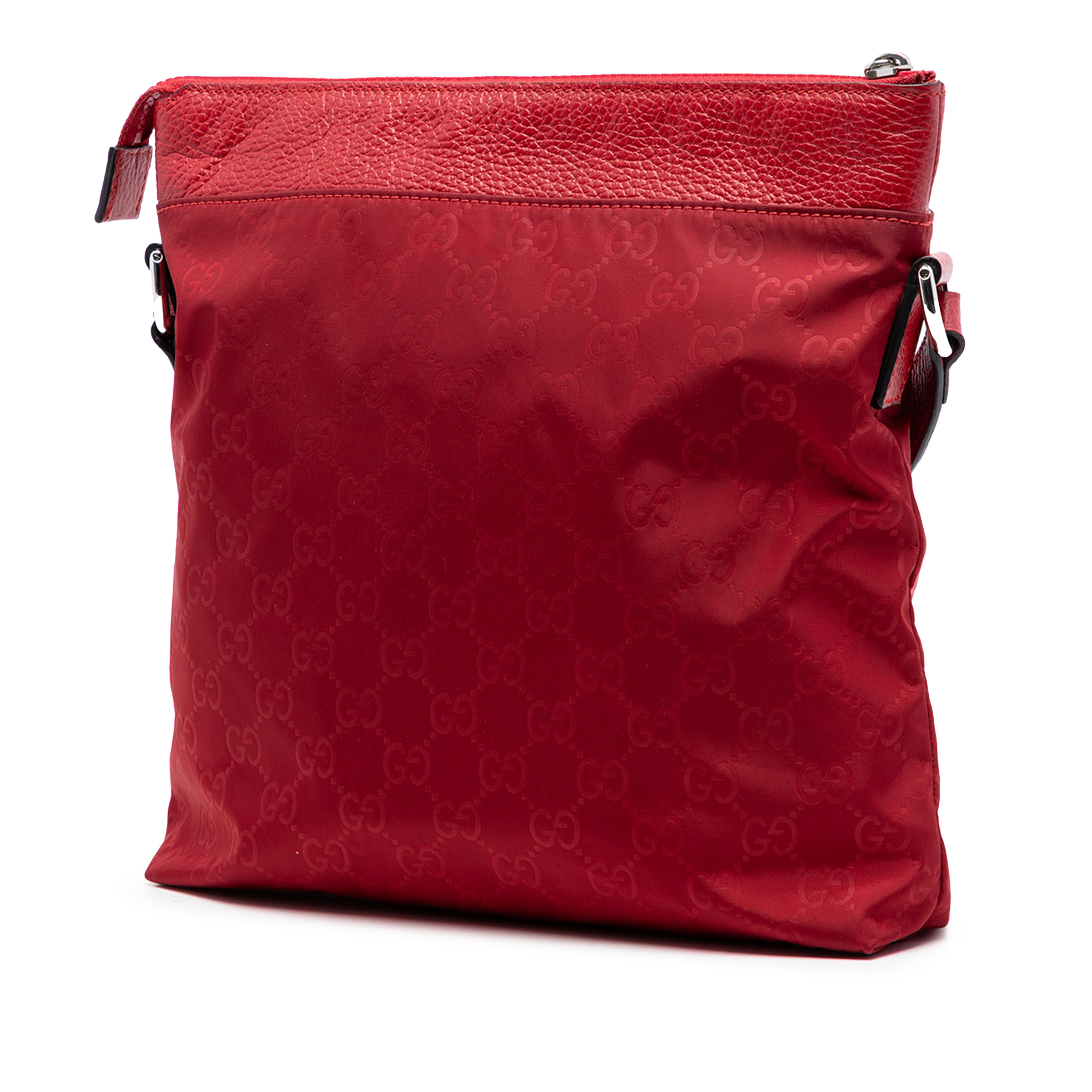 Gucci Gg Nylon Flat Messenger Bag, från Luxclusif, i färgen red. Klicka för att öppna bilden i stort format