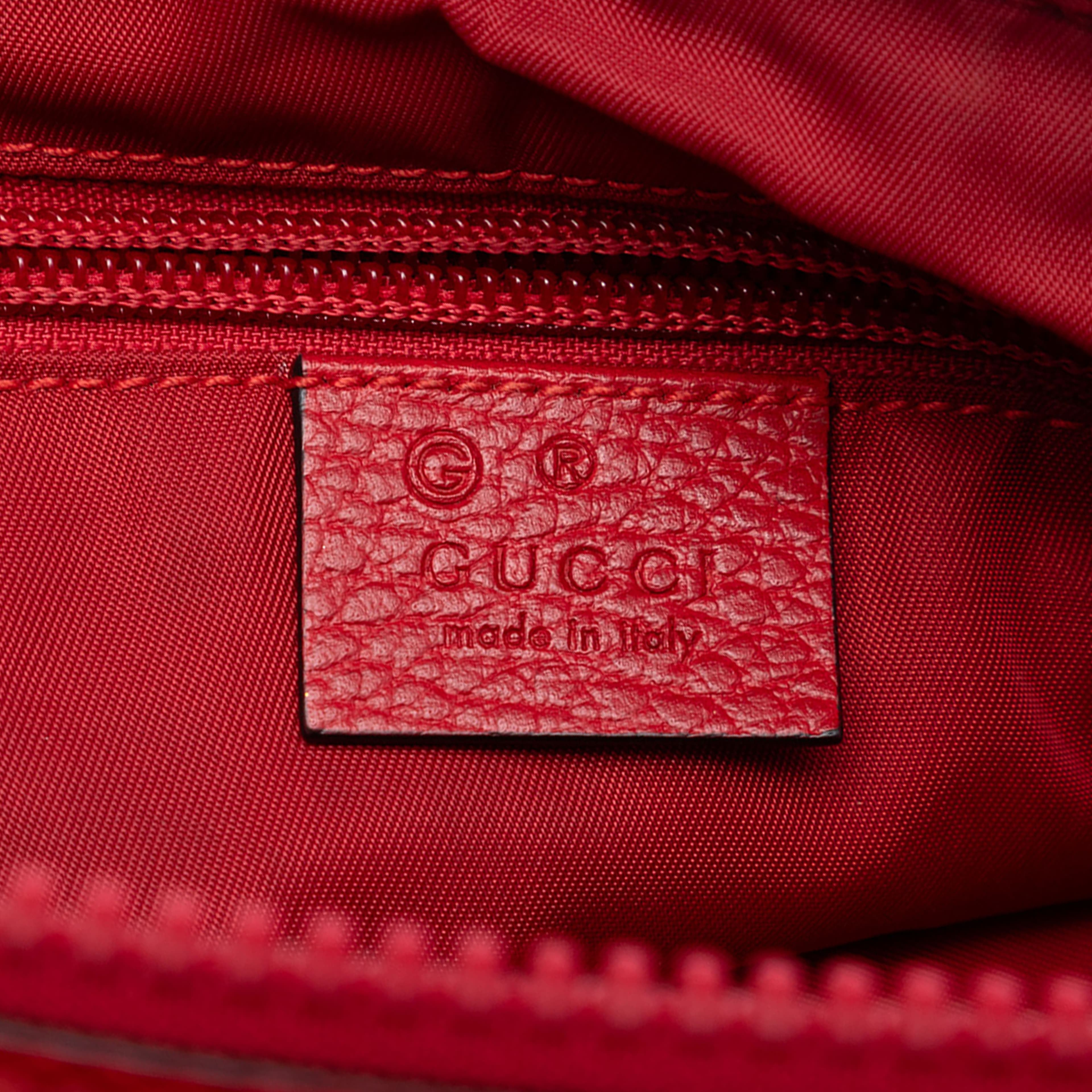 Gucci Gg Nylon Flat Messenger Bag, från Luxclusif, i färgen red. Klicka för att öppna bilden i stort format