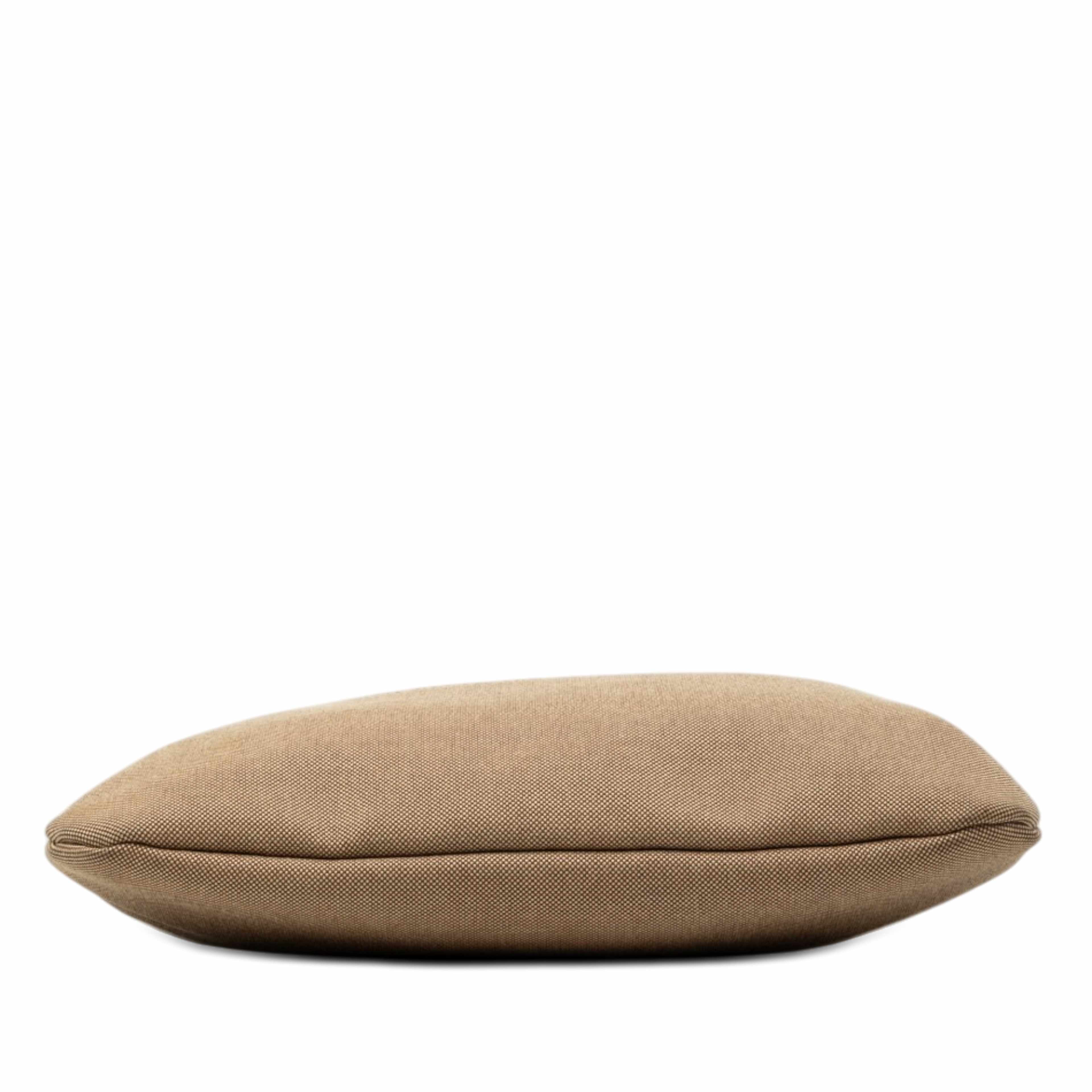 Prada Canvas Canapa Logo Crossbody, från Luxclusif, i färgen beige. Klicka för att öppna bilden i stort format