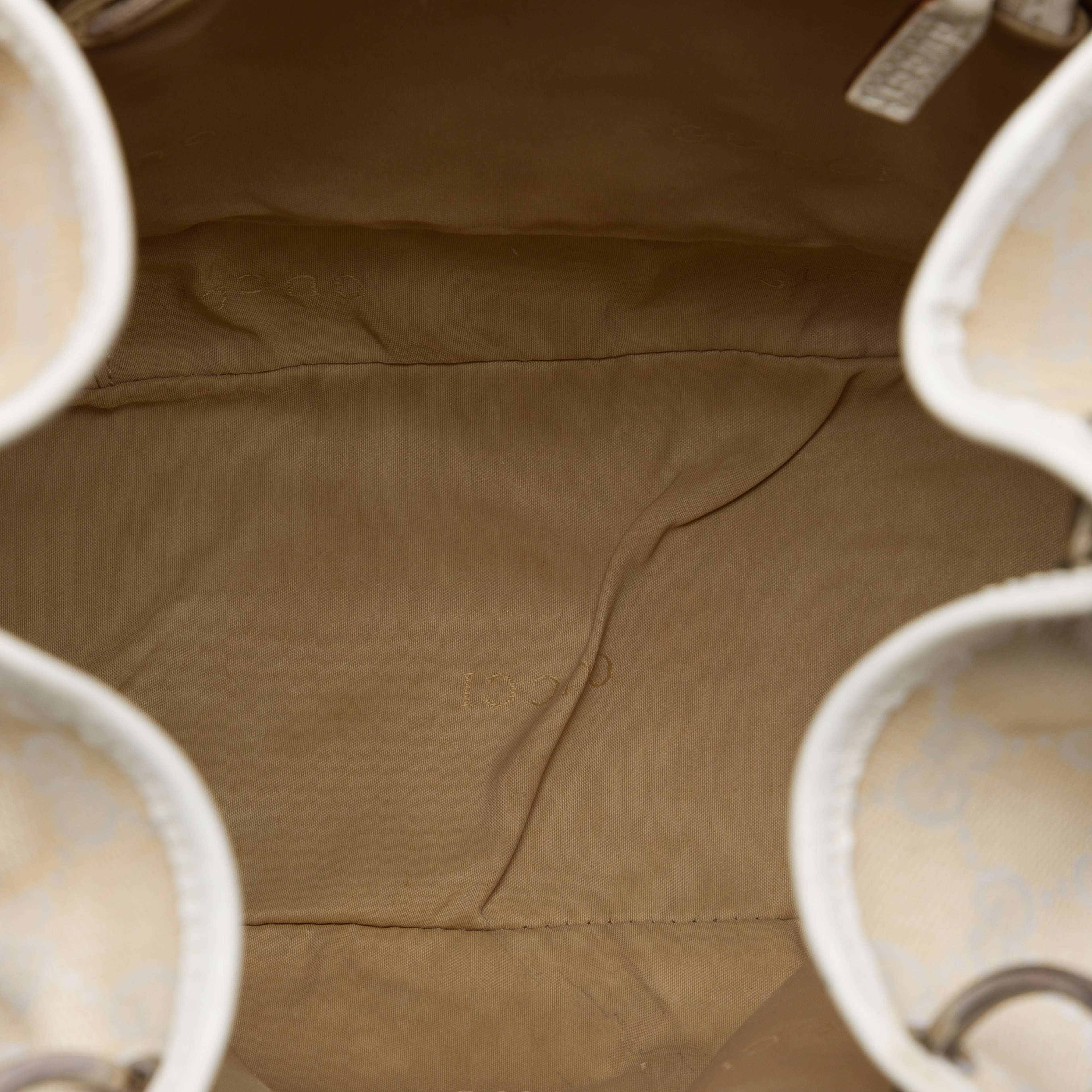 Gucci Gg Canvas Resin Hoop Handle Bag, från Luxclusif, i färgen vit. Klicka för att öppna bilden i stort format