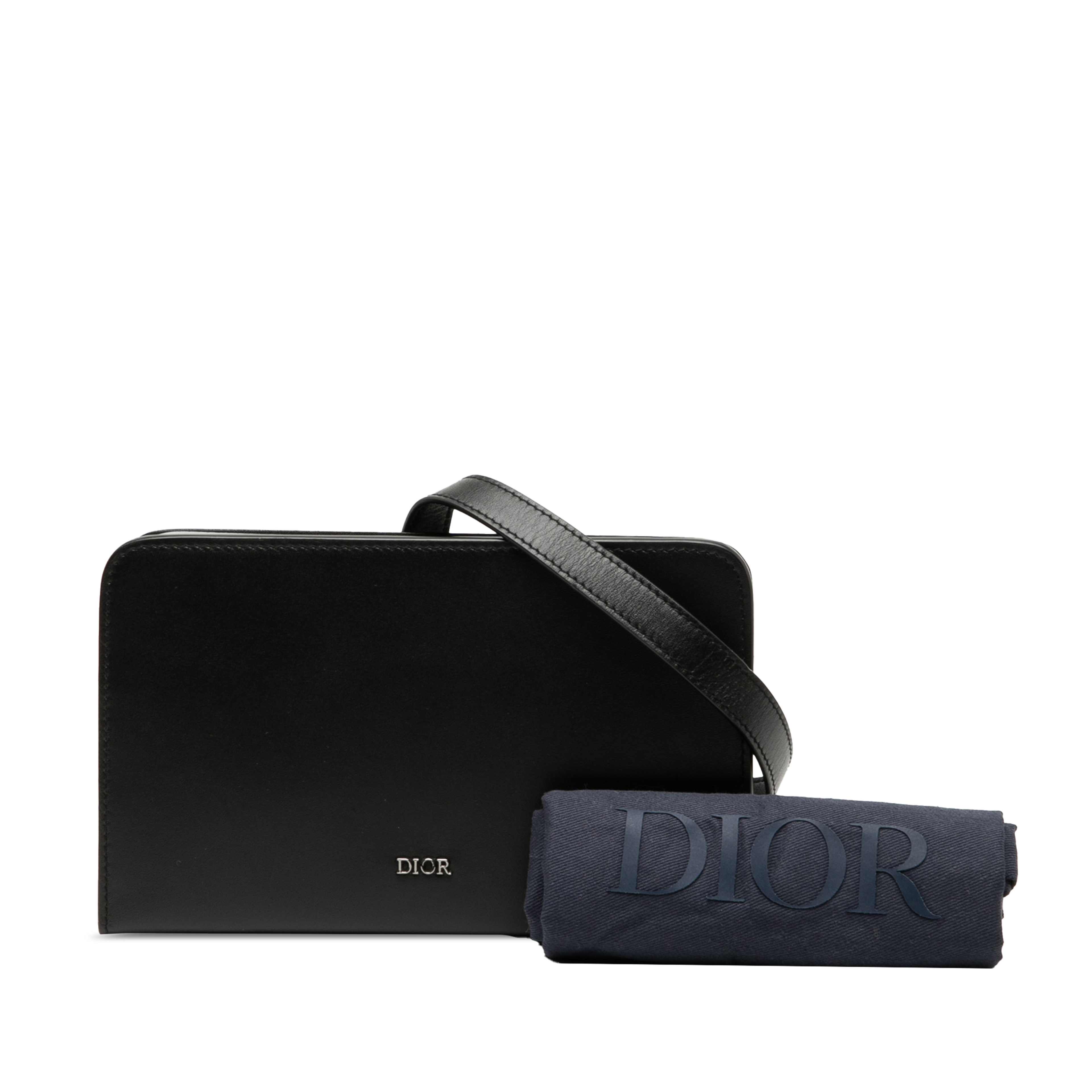 Dior Leather Dial Ultra Pouch Messenger Bag, från Luxclusif, i färgen svart. Klicka för att öppna bilden i stort format