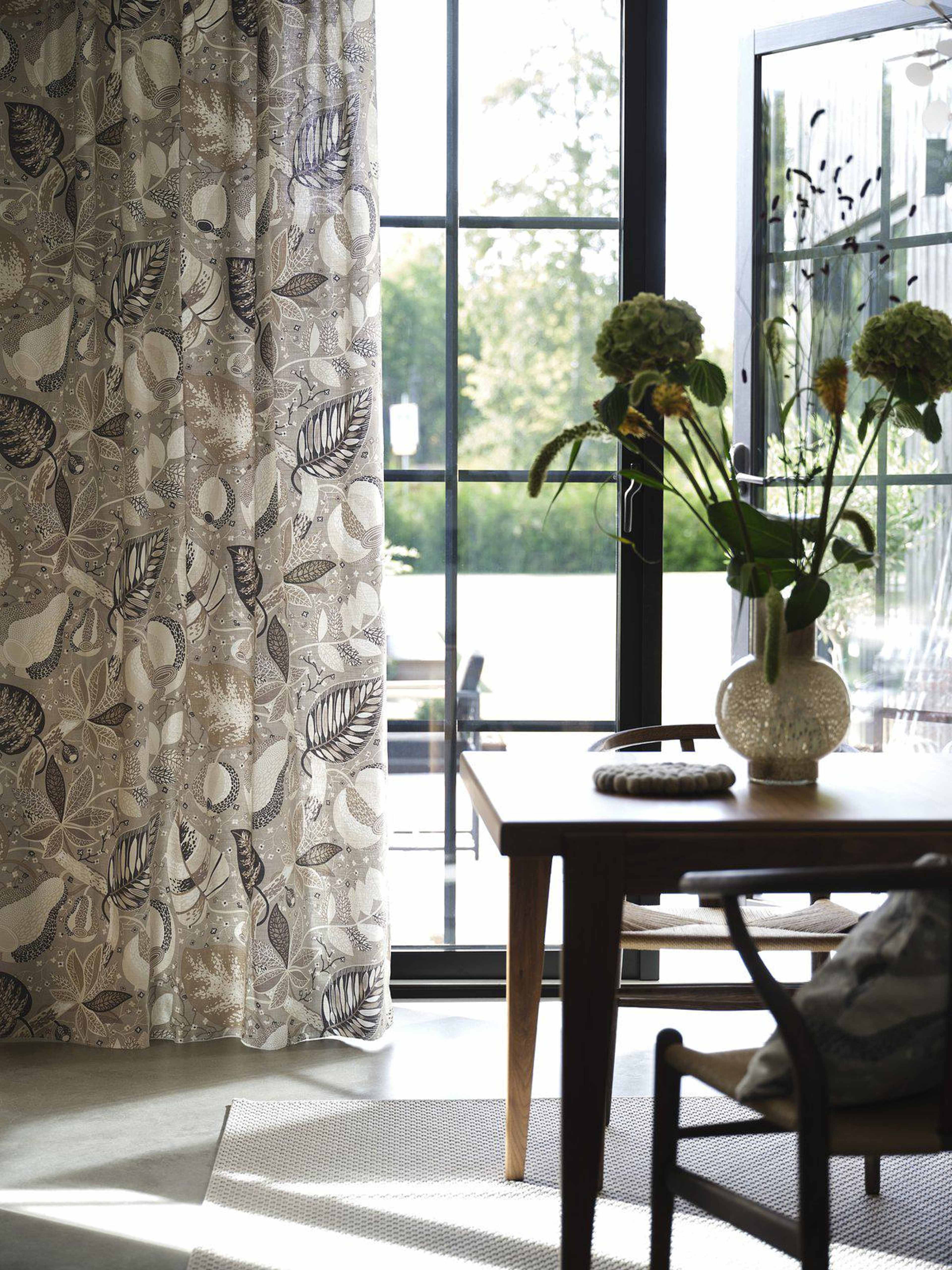 Adam & Eva Gardin 2p, från Svanefors, i färgen beige. Klicka för att öppna bilden i stort format