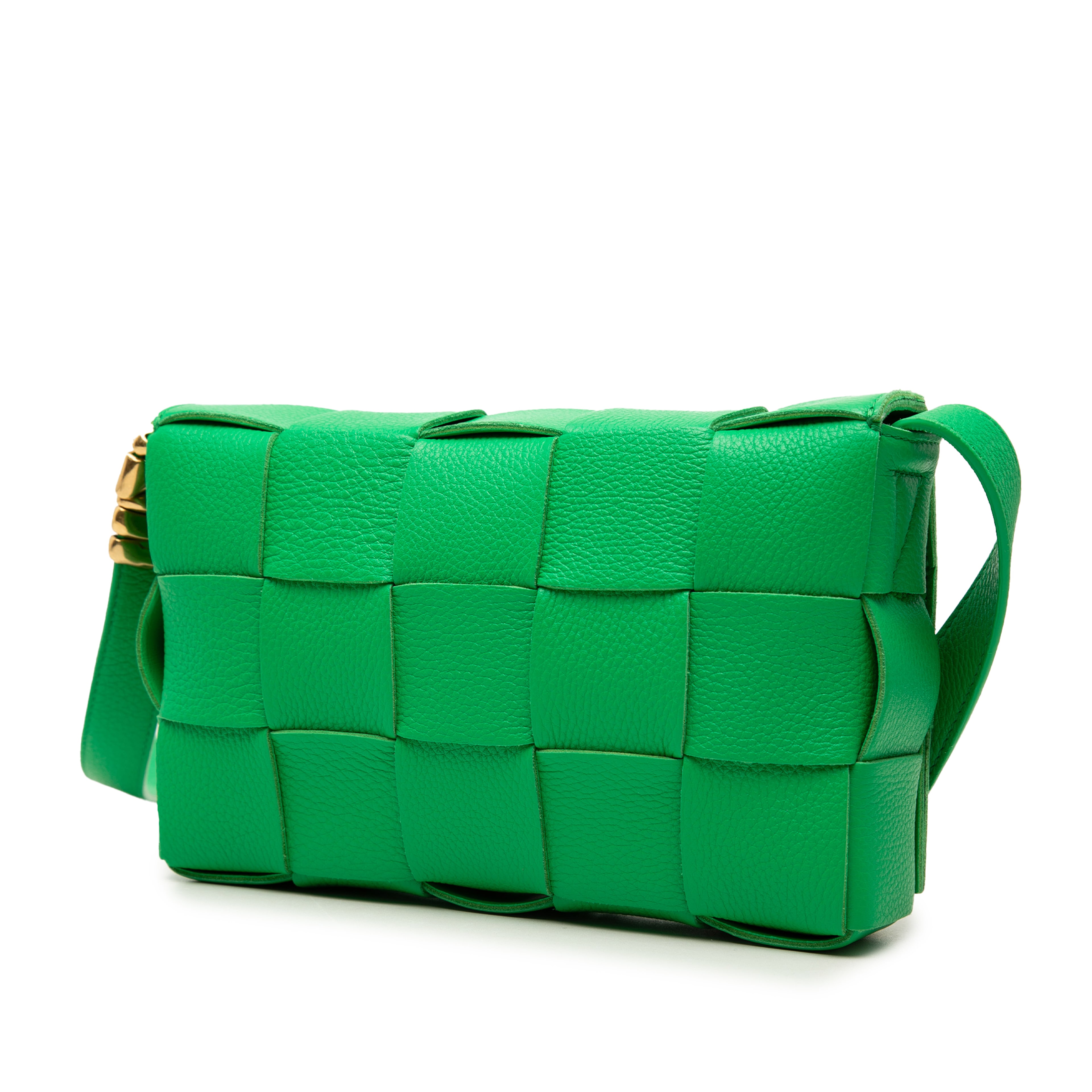 Bottega Veneta Grained Calfskin Intrecciato Cassette Crossbody, från Luxclusif, i färgen grön. Klicka för att öppna bilden i stort format