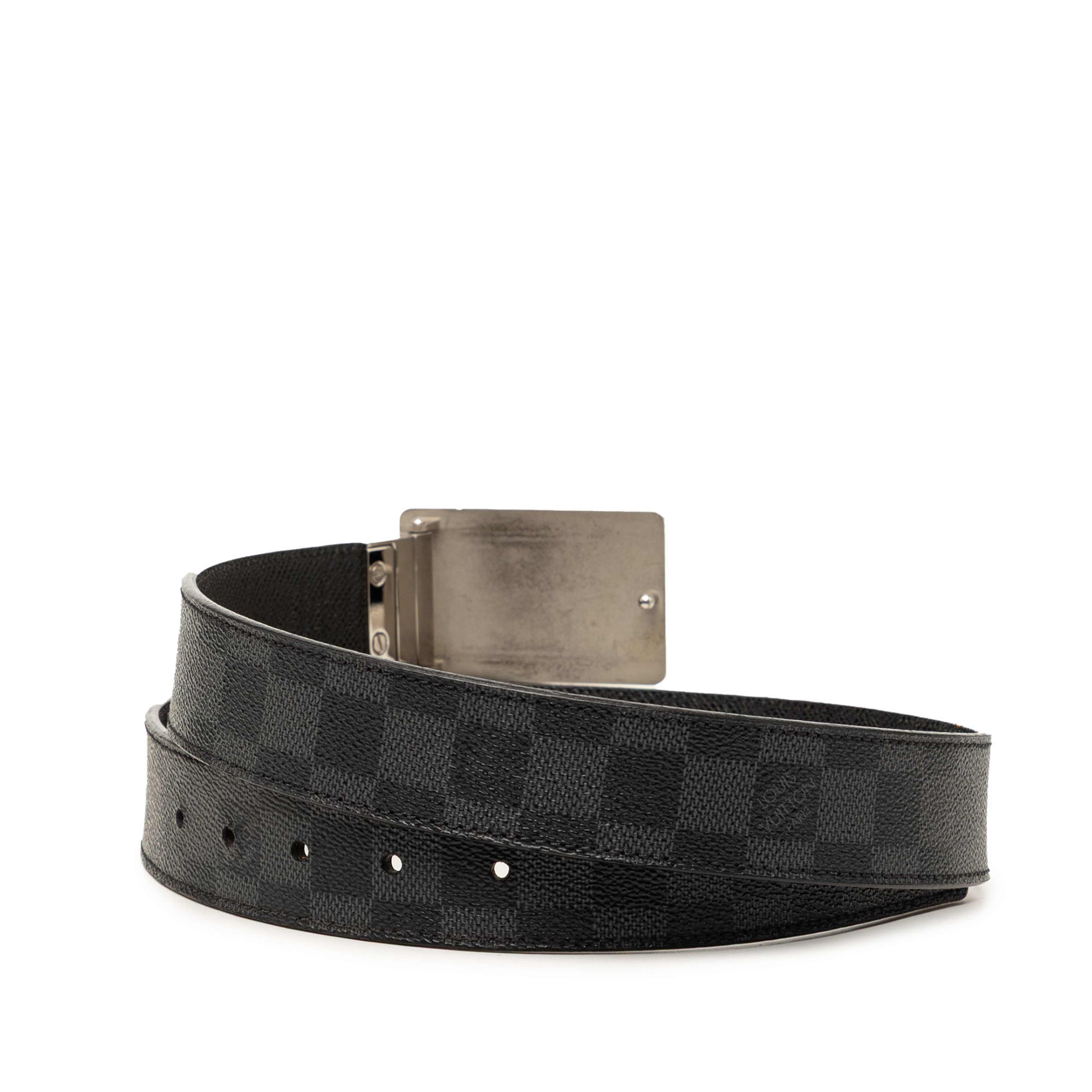 Louis Vuitton Damier Graphite Inventeur Reversible Belt, från Luxclusif, i färgen black. Klicka för att öppna bilden i stort format