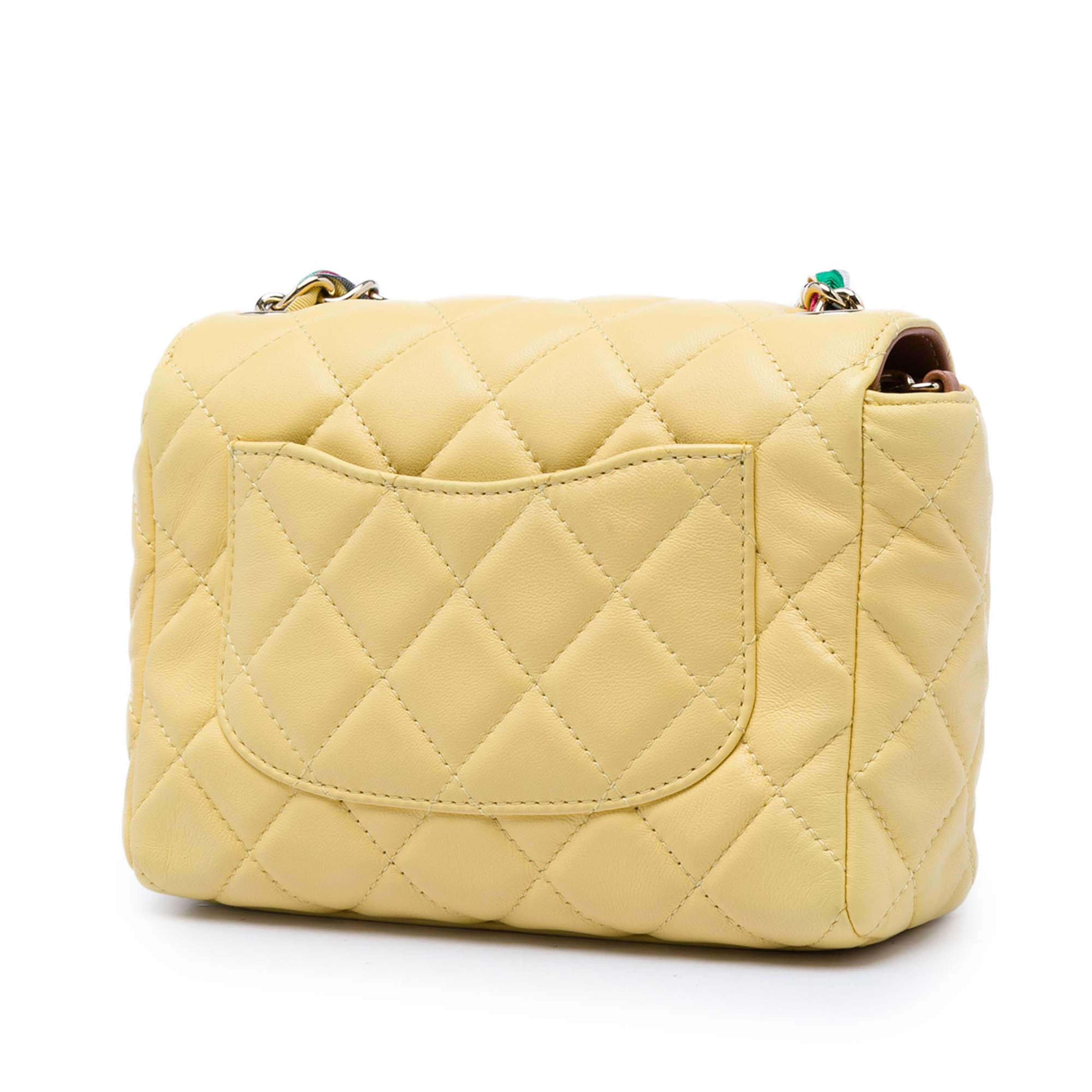 Chanel Small Quilted Lambskin Cocovado Ribbon Chain Flap, från Luxclusif, i färgen gul. Klicka för att öppna bilden i stort format