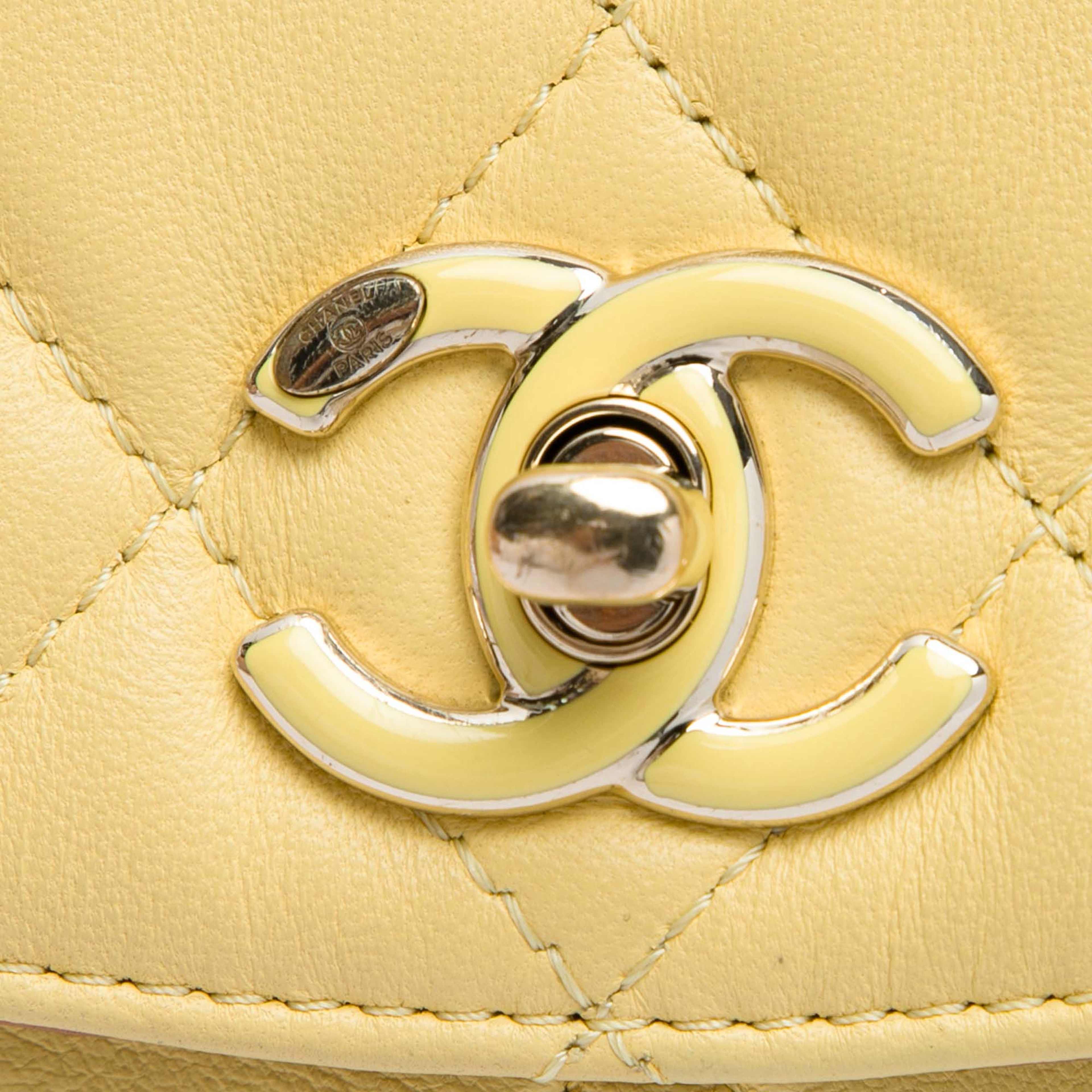 Chanel Small Quilted Lambskin Cocovado Ribbon Chain Flap, från Luxclusif, i färgen gul. Klicka för att öppna bilden i stort format