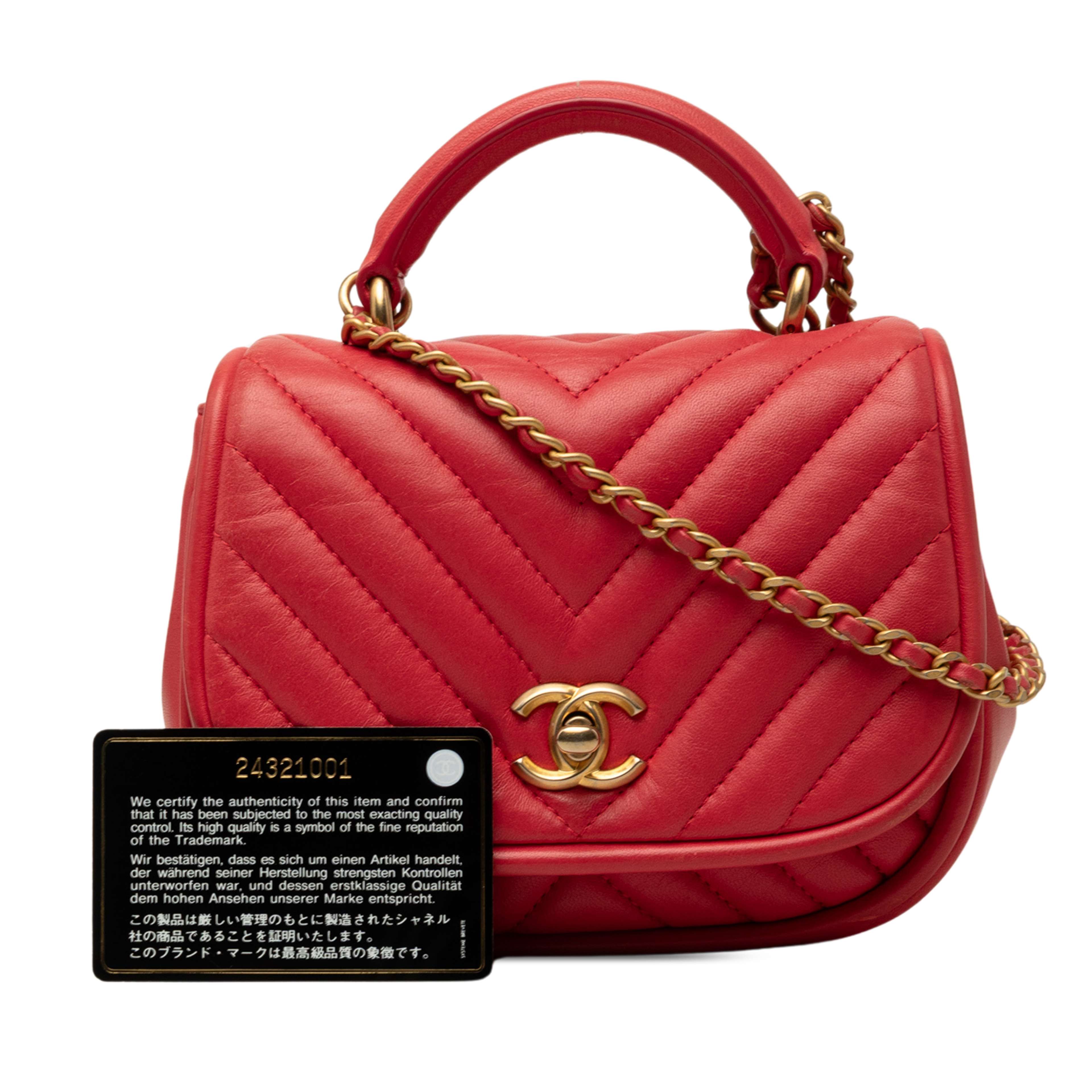 Chanel Mini Cc Chevron Lambskin Reversed Round Flap, från Luxclusif, i färgen röd. Klicka för att öppna bilden i stort format