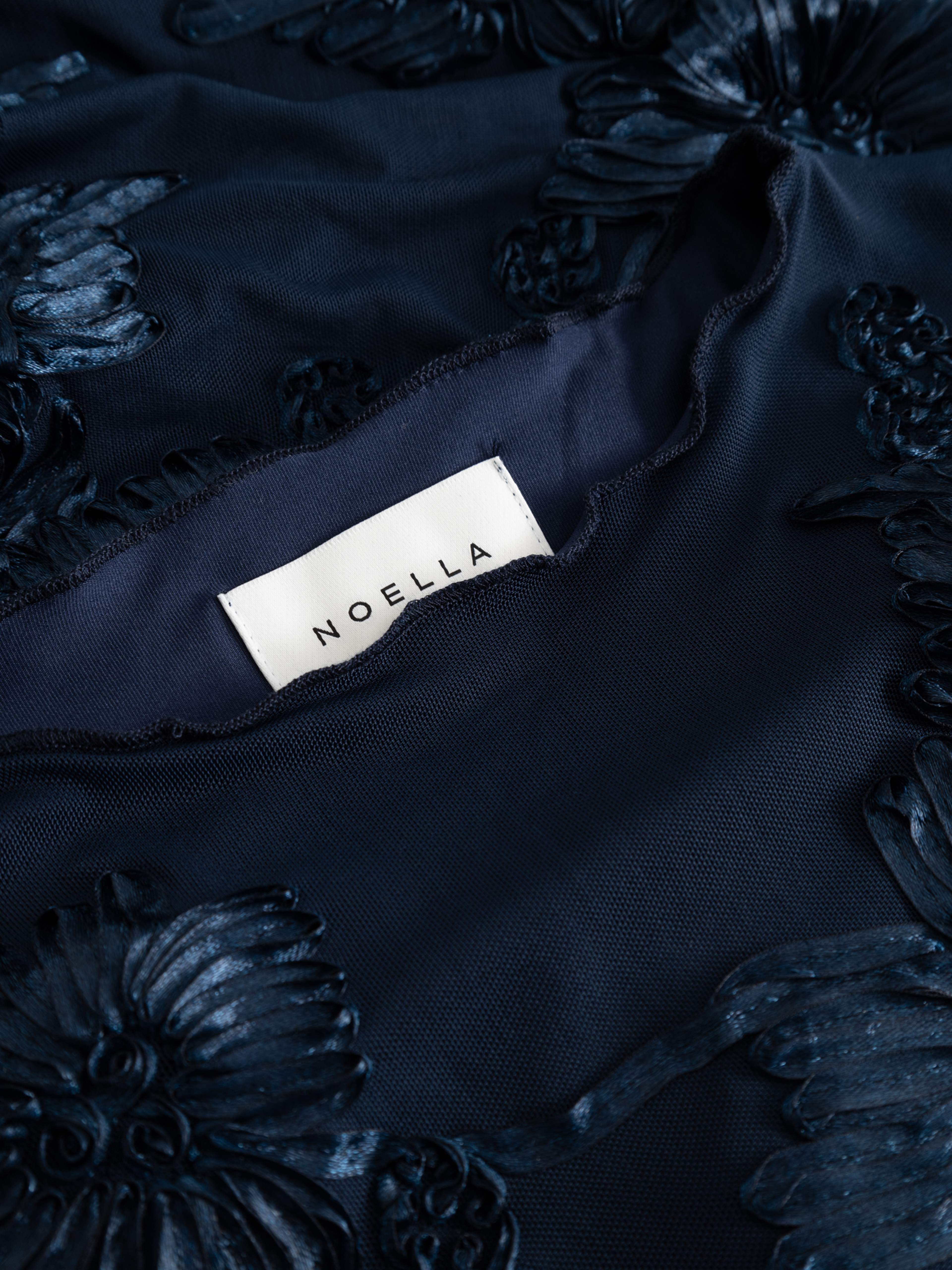 Lavinia L/s Dress - Navy, från Noella, i färgen navy. Klicka för att öppna bilden i stort format