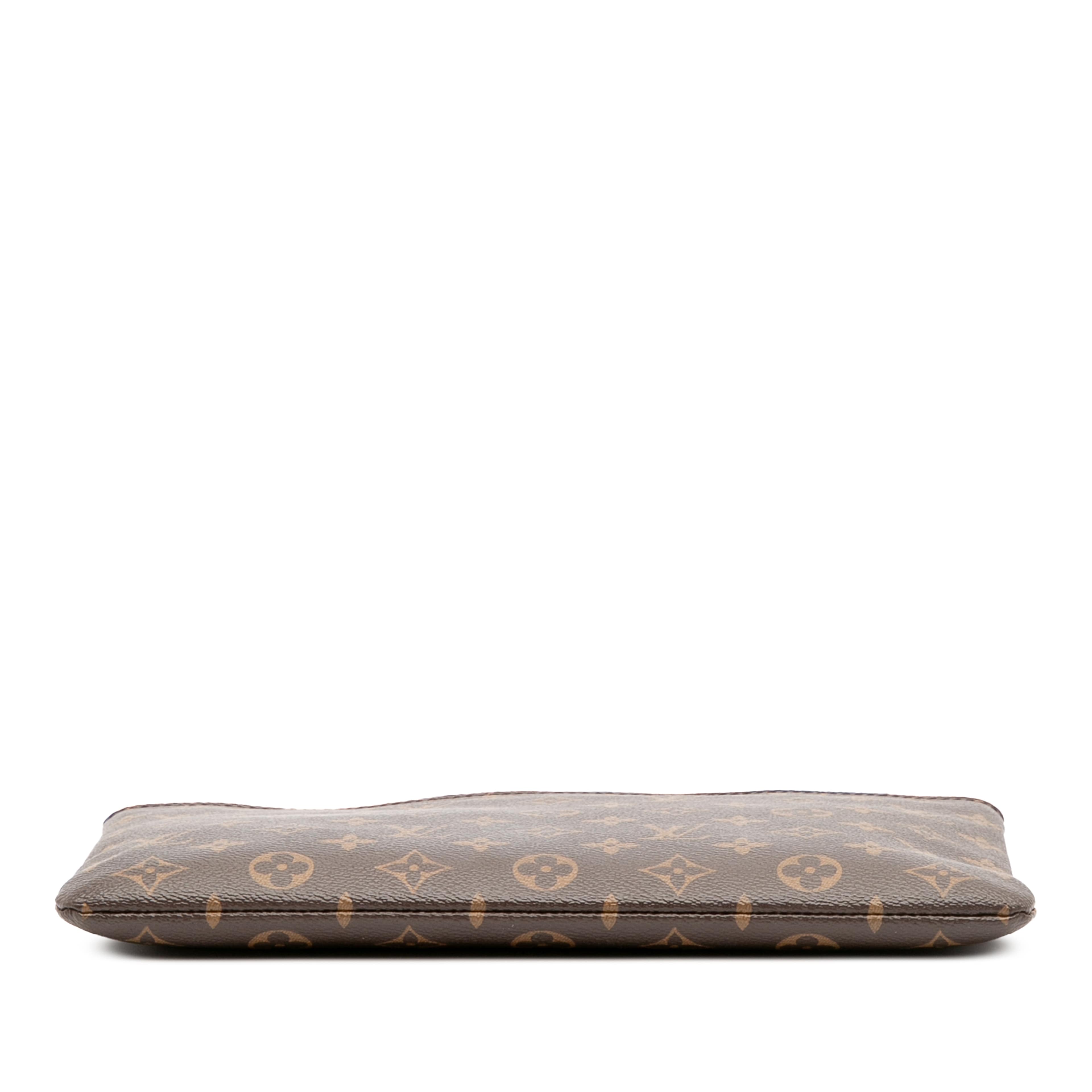 Louis Vuitton Monogram Daily Pouch, från Luxclusif, i färgen brown. Klicka för att öppna bilden i stort format