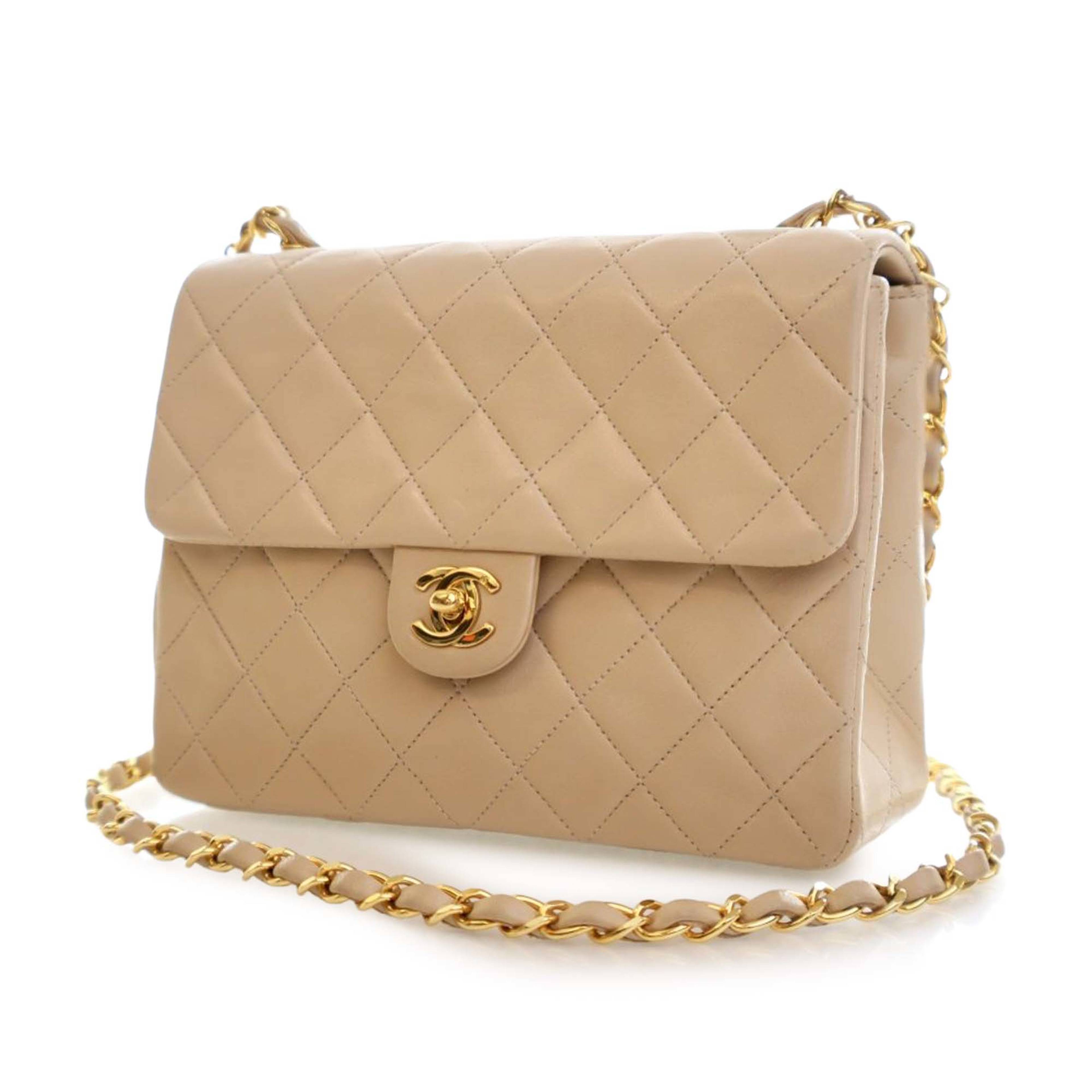 Chanel Small Square Quilted Lambskin Flap, från Luxclusif, i färgen beige. Klicka för att öppna bilden i stort format