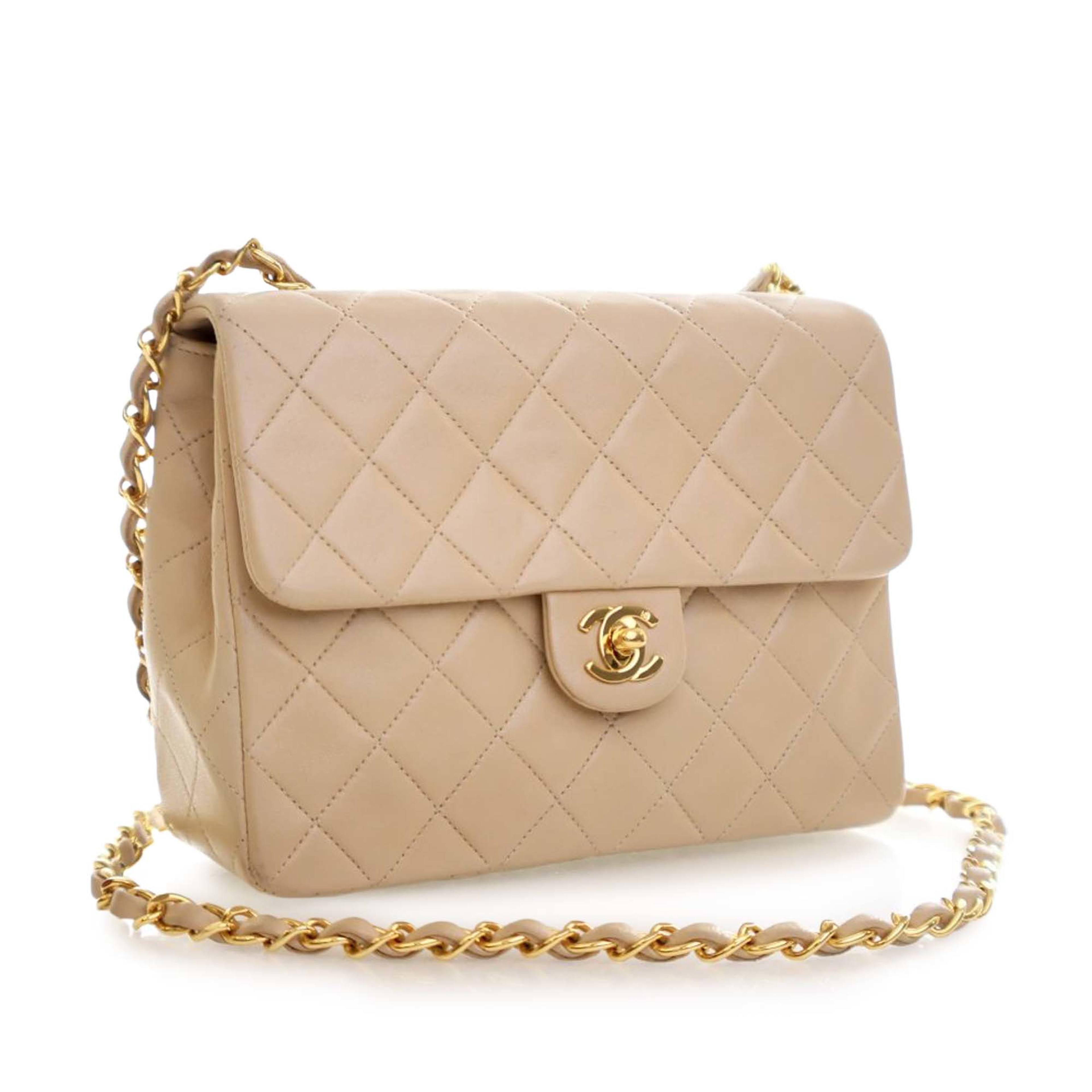 Chanel Small Square Quilted Lambskin Flap, från Luxclusif, i färgen beige. Klicka för att öppna bilden i stort format