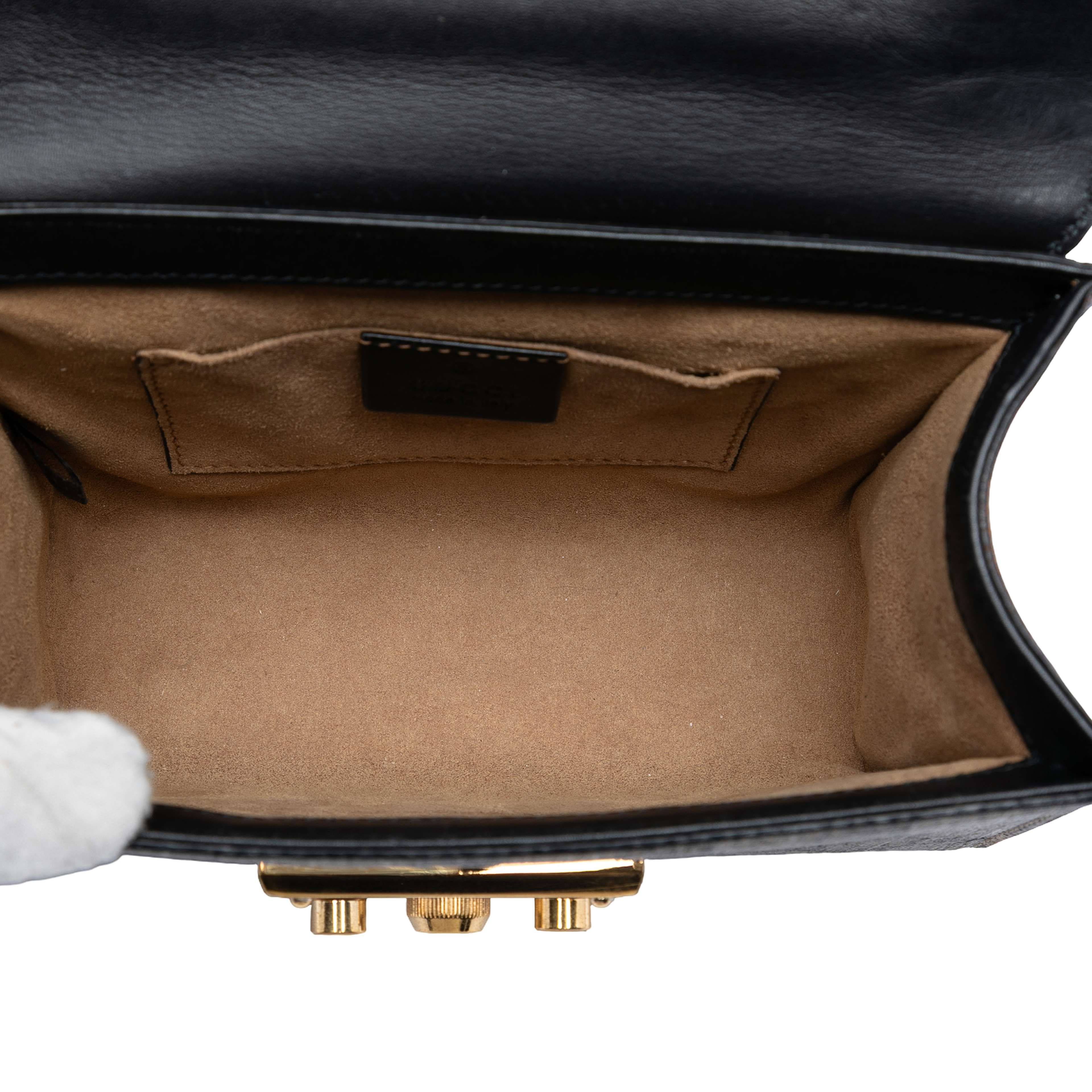 Gucci Small Gg Supreme Padlock Crossbody, från Luxclusif, i färgen beige. Klicka för att öppna bilden i stort format