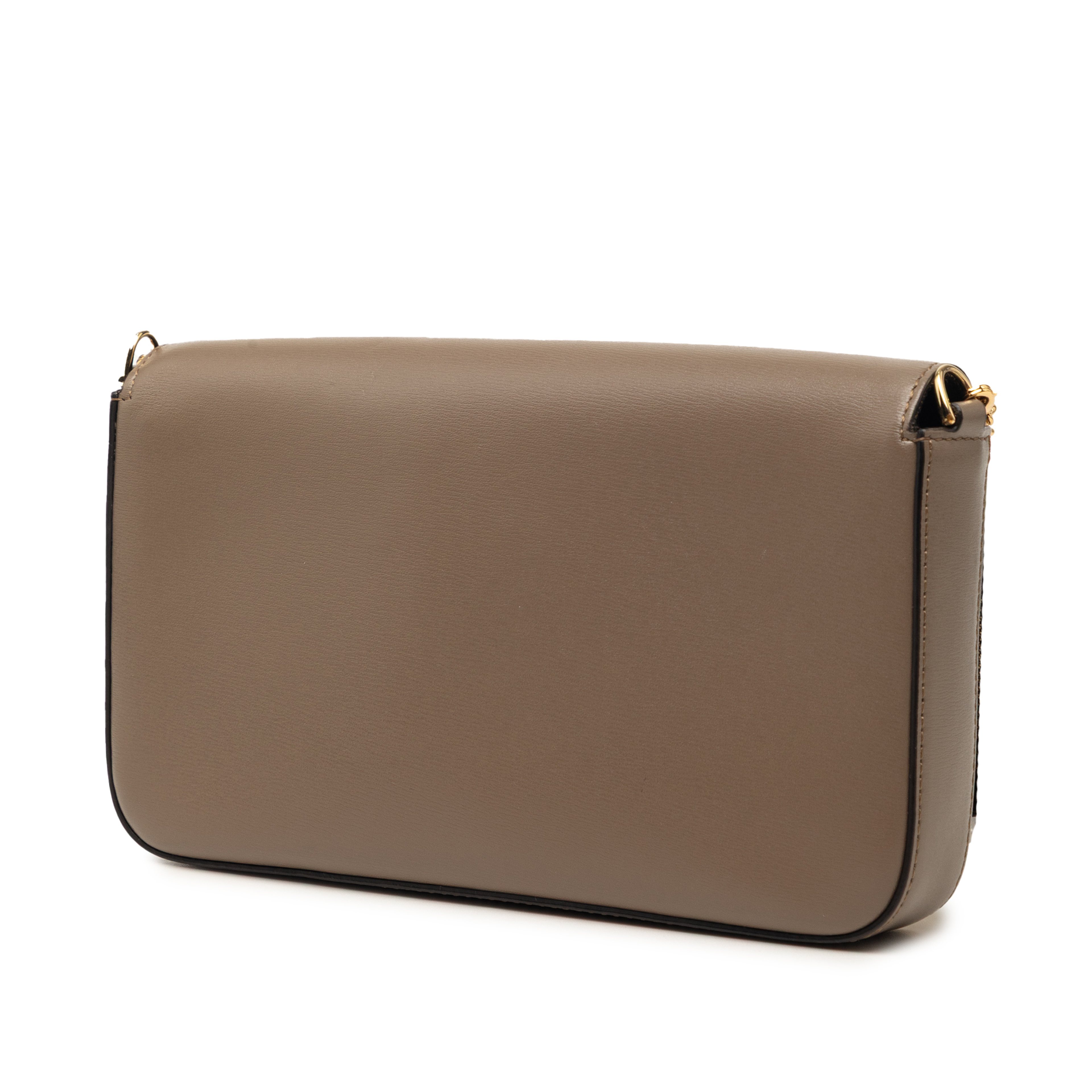 Fendi Smooth Calfskin Vitello Palmellato Wallet On Chain, från Luxclusif, i färgen taupe. Klicka för att öppna bilden i stort format