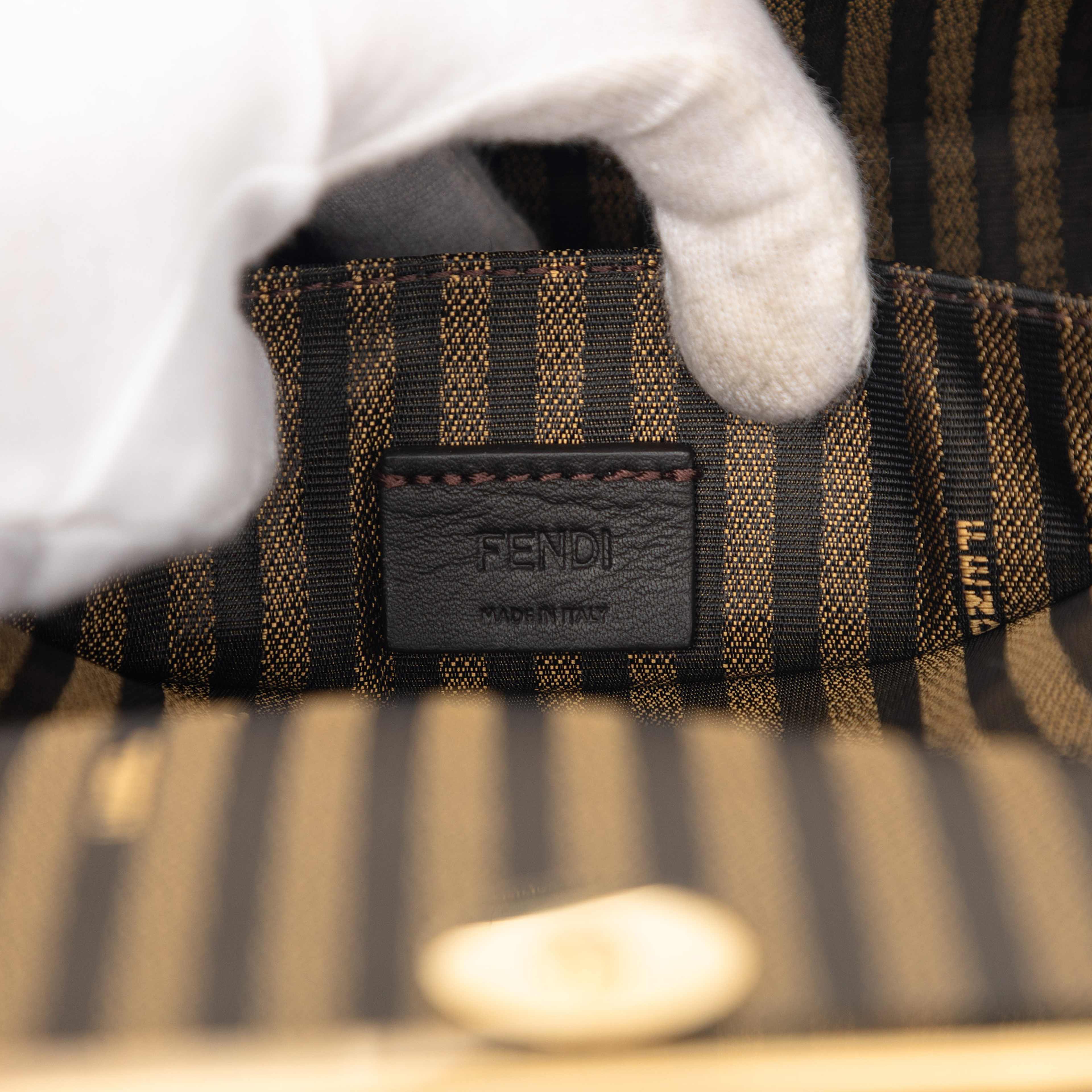 Fendi Smooth Calfskin Vitello Palmellato Wallet On Chain, från Luxclusif, i färgen taupe. Klicka för att öppna bilden i stort format