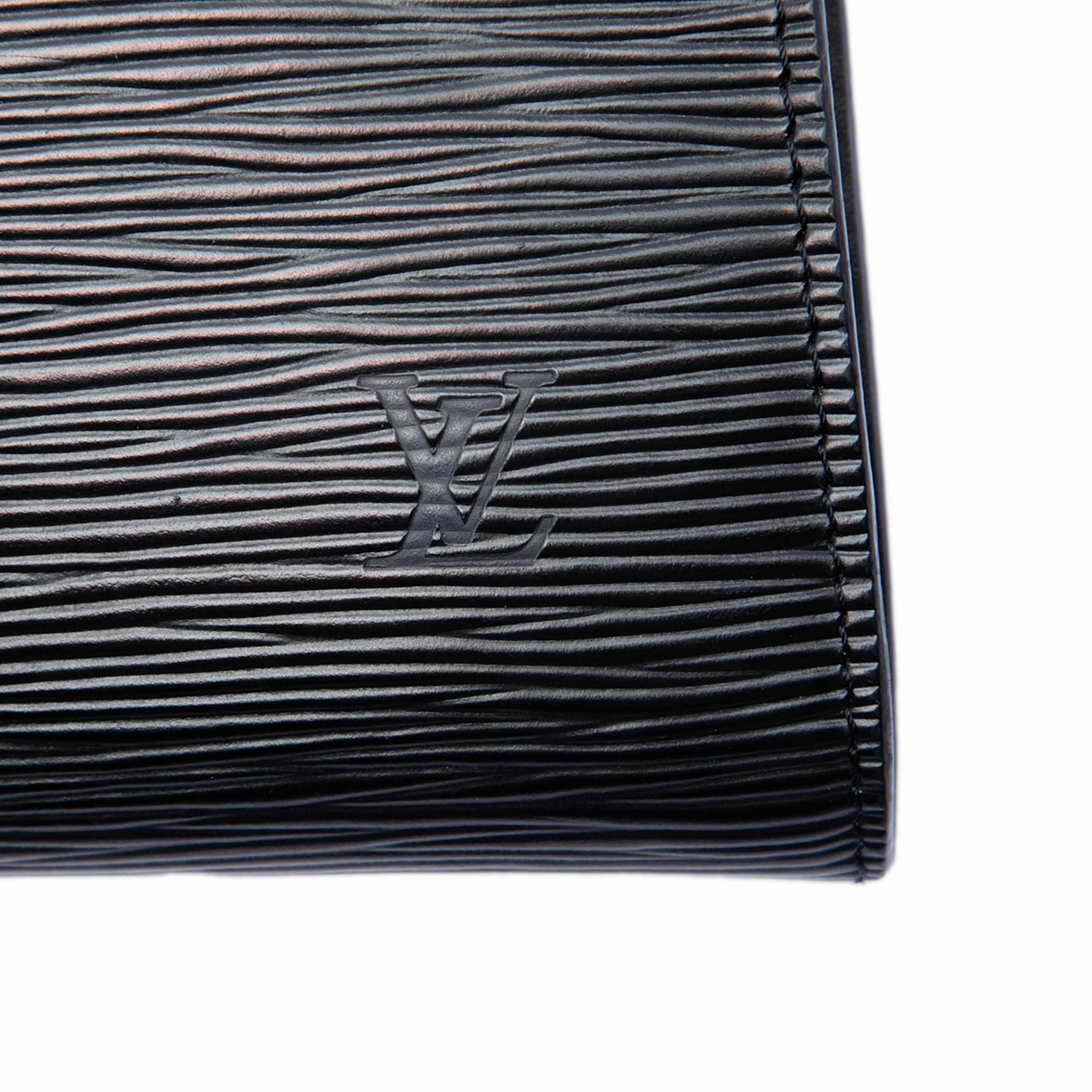 Louis Vuitton Epi Pochette Accessoires, från Luxclusif, i färgen black. Klicka för att öppna bilden i stort format