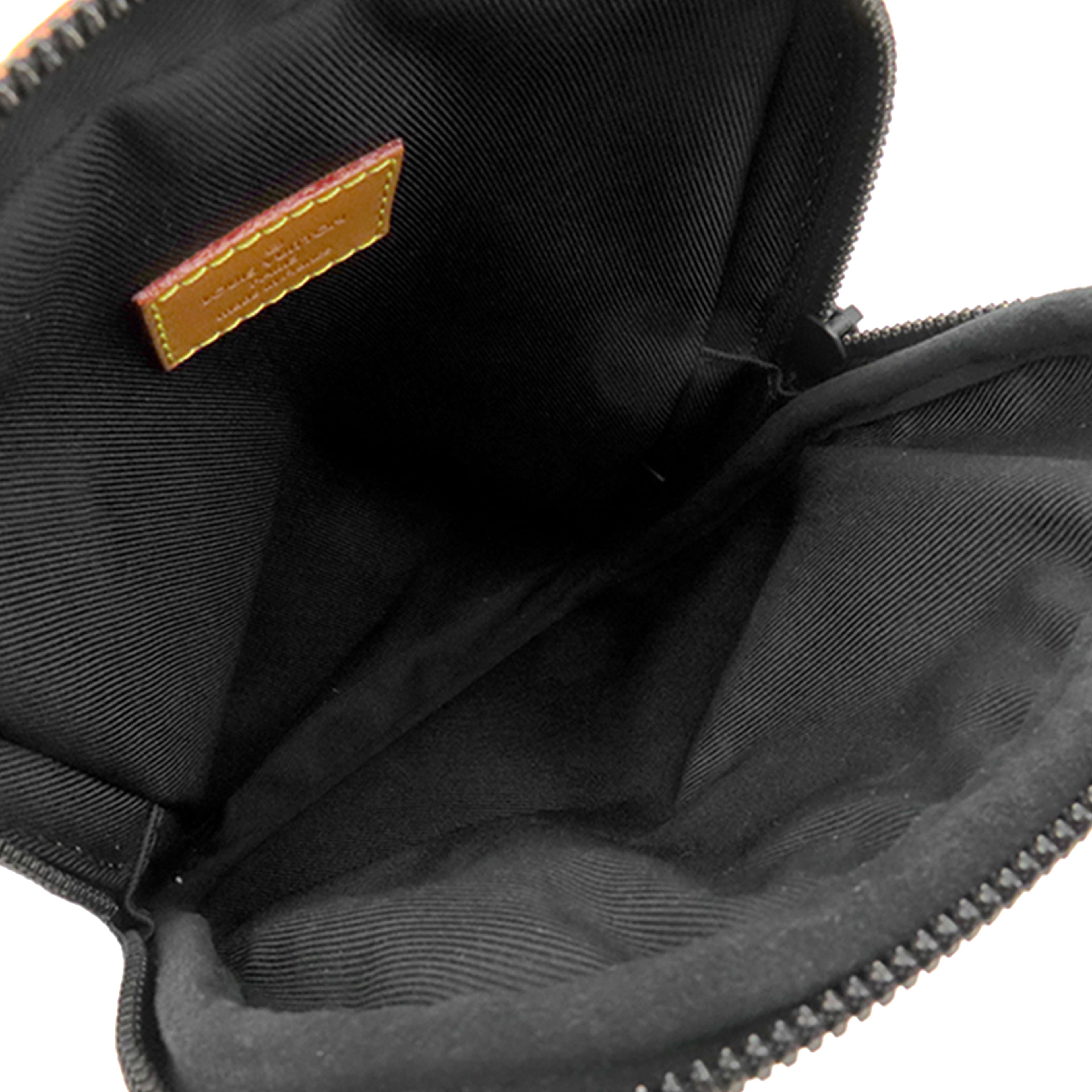 Louis Vuitton Nigo Giant Damier Ebene Monogram Amazone Sling Bag, från Luxclusif, i färgen brun. Klicka för att öppna bilden i stort format
