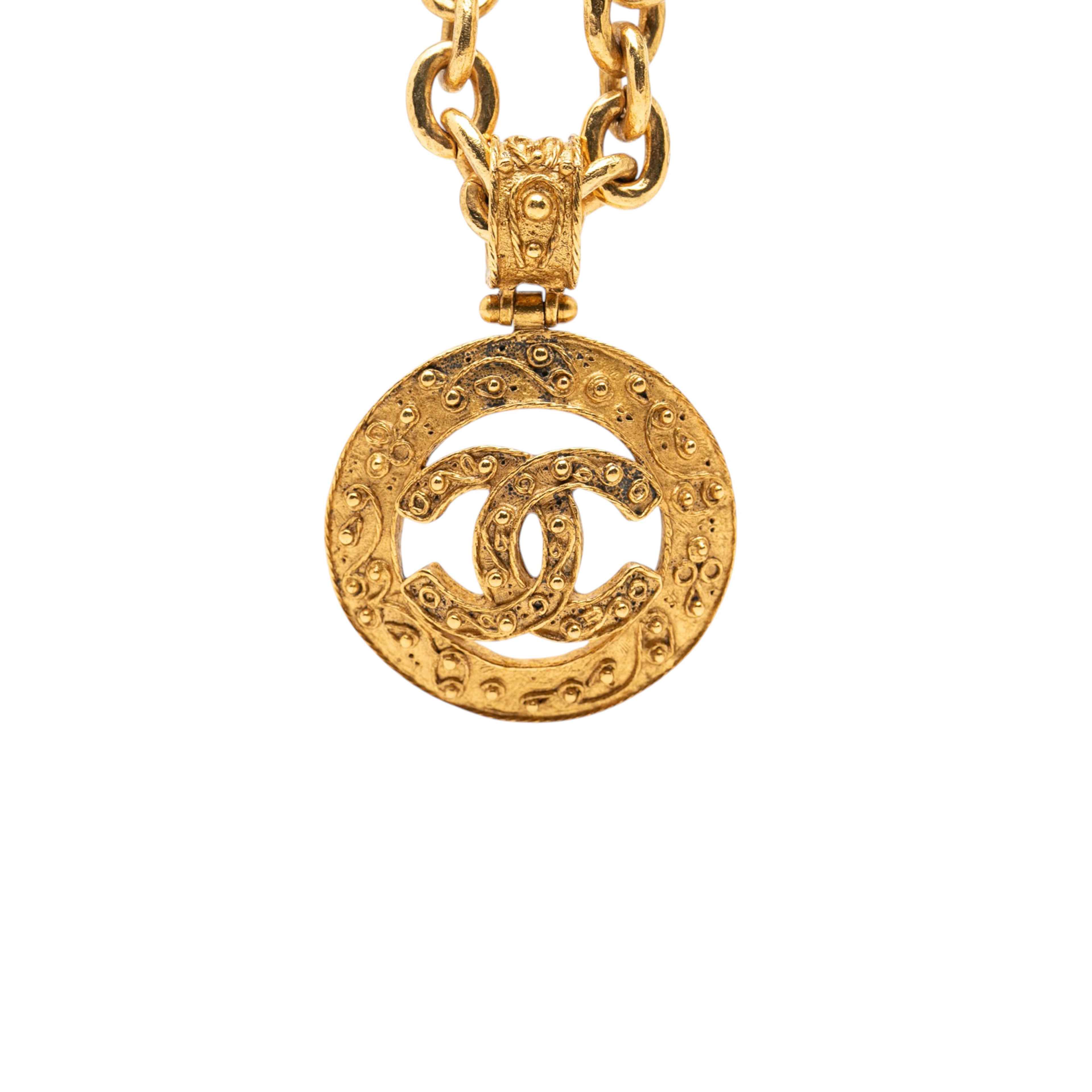 Chanel Cc Gold Plated Round Pendant Necklace, från Luxclusif, i färgen gold. Klicka för att öppna bilden i stort format