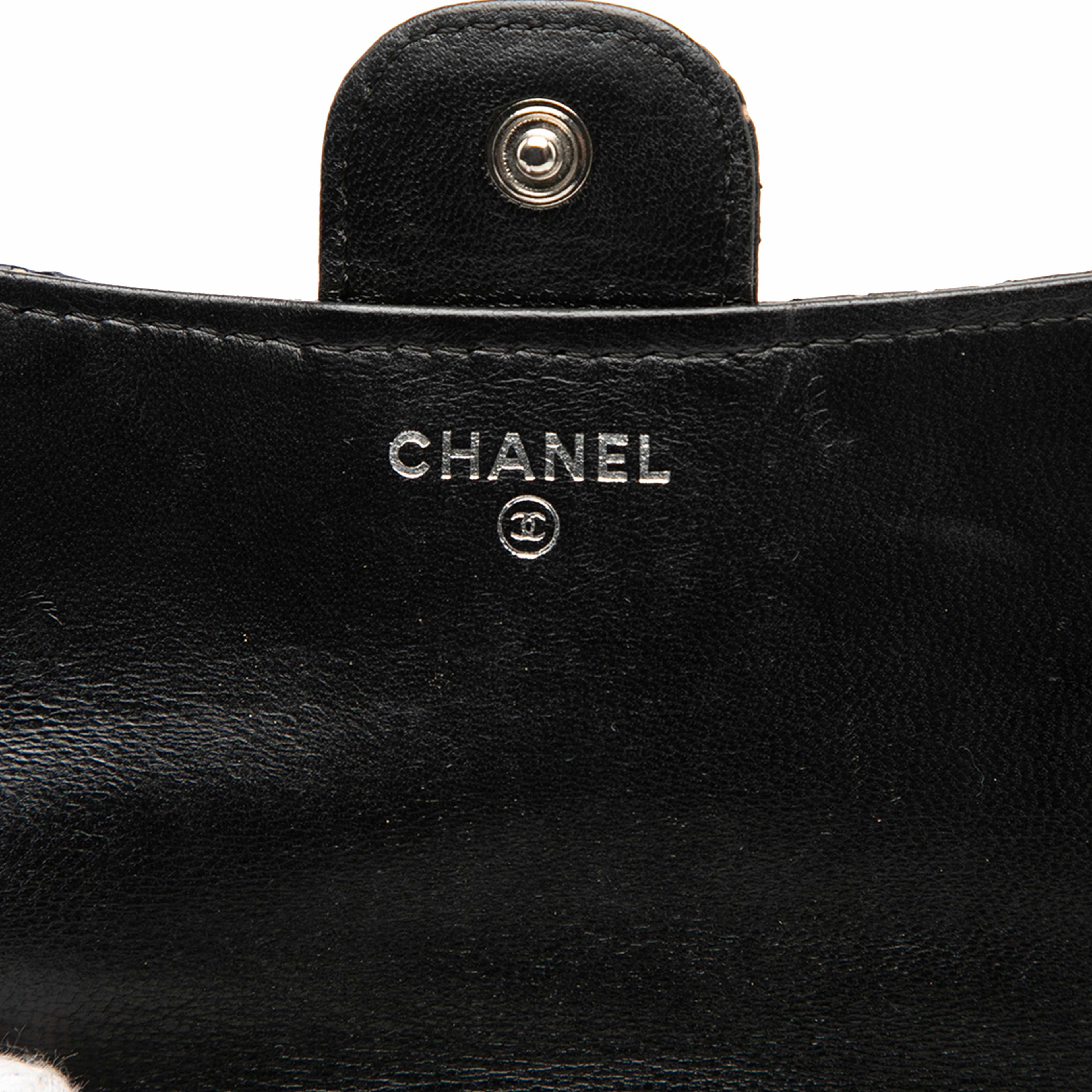Chanel Perforated Quilted Lambskin Small Flap Wallet, från Luxclusif, i färgen black. Klicka för att öppna bilden i stort format