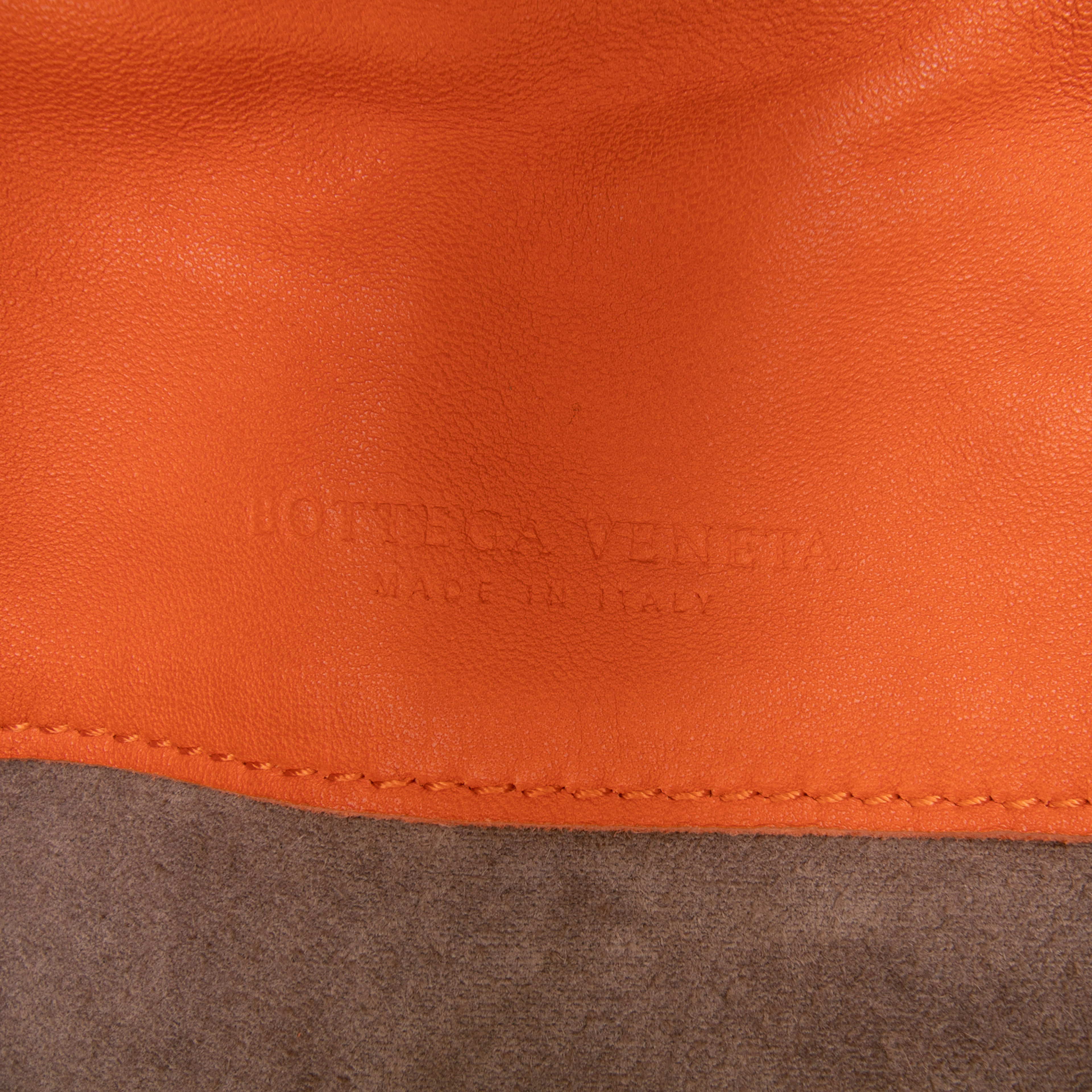 Bottega Veneta Large Nappa Intrecciato Franges Hobo, från Luxclusif, i färgen orange. Klicka för att öppna bilden i stort format