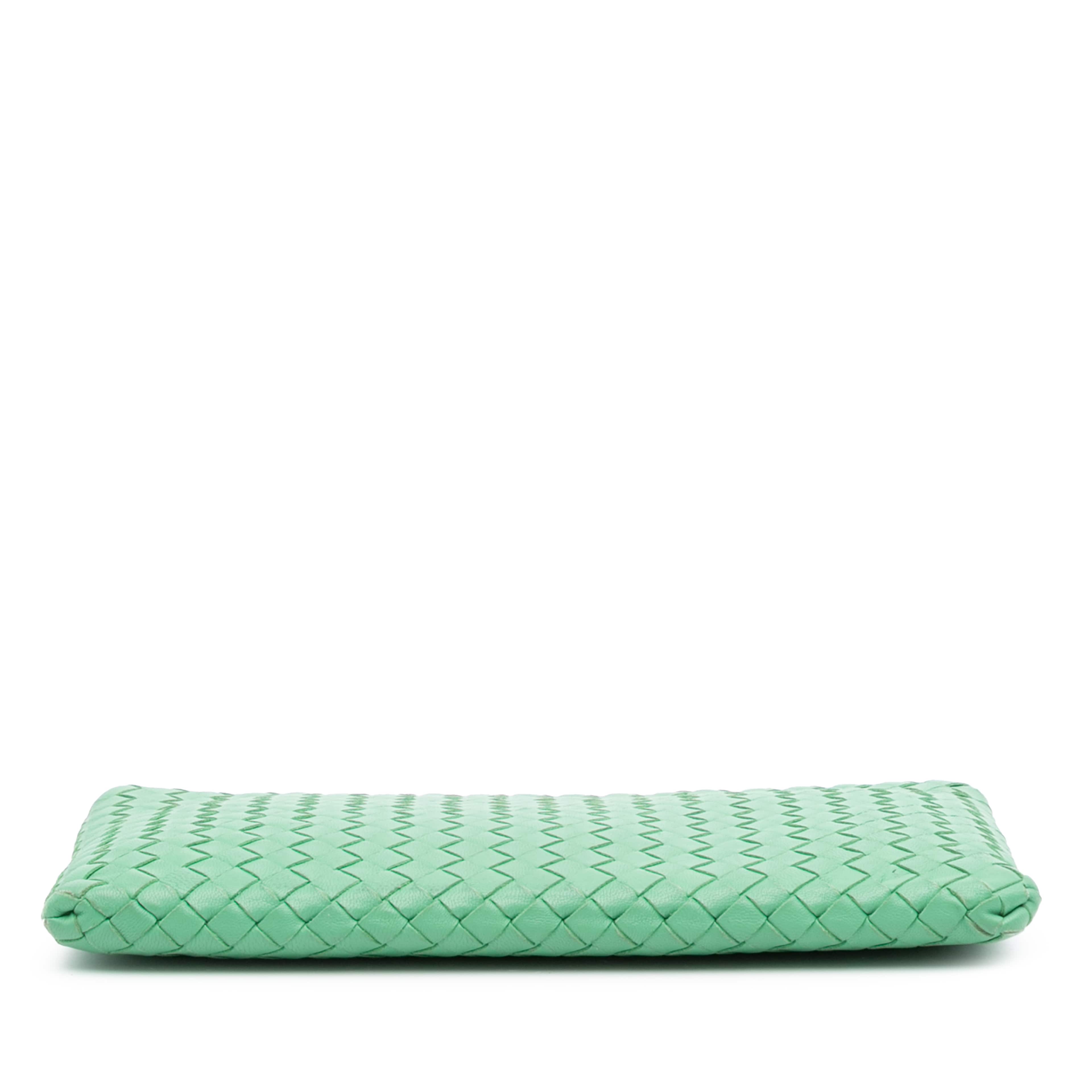 Bottega Veneta Nappa Intrecciato Clutch, från Luxclusif, i färgen light green. Klicka för att öppna bilden i stort format