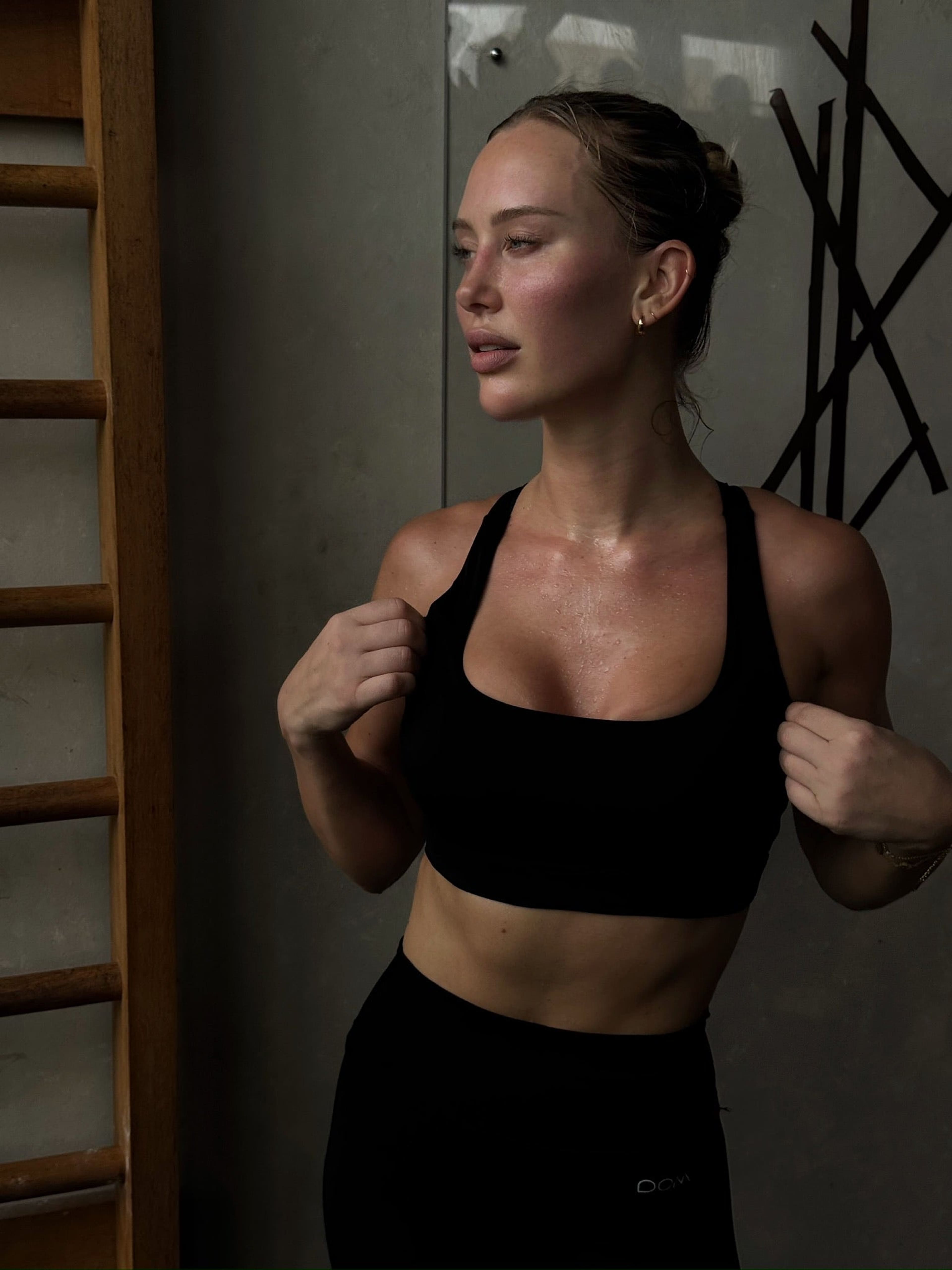 Ultimate Scoop Sports Bra Black, från Drop of Mindfulness, i färgen black. Klicka för att öppna bilden i stort format